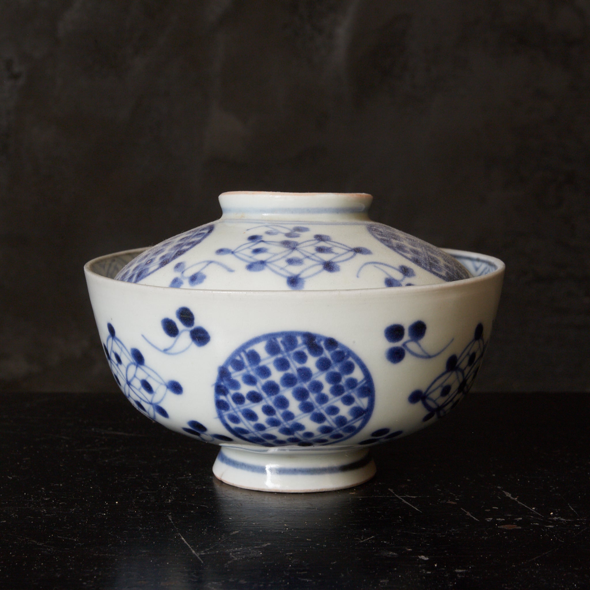 CUENCO DE TÉ CON TAPA, Imari, con azul bajo cubierta patrón de puntos geométrico, juego de 5, Período Edo(1603–1867 d. C.)