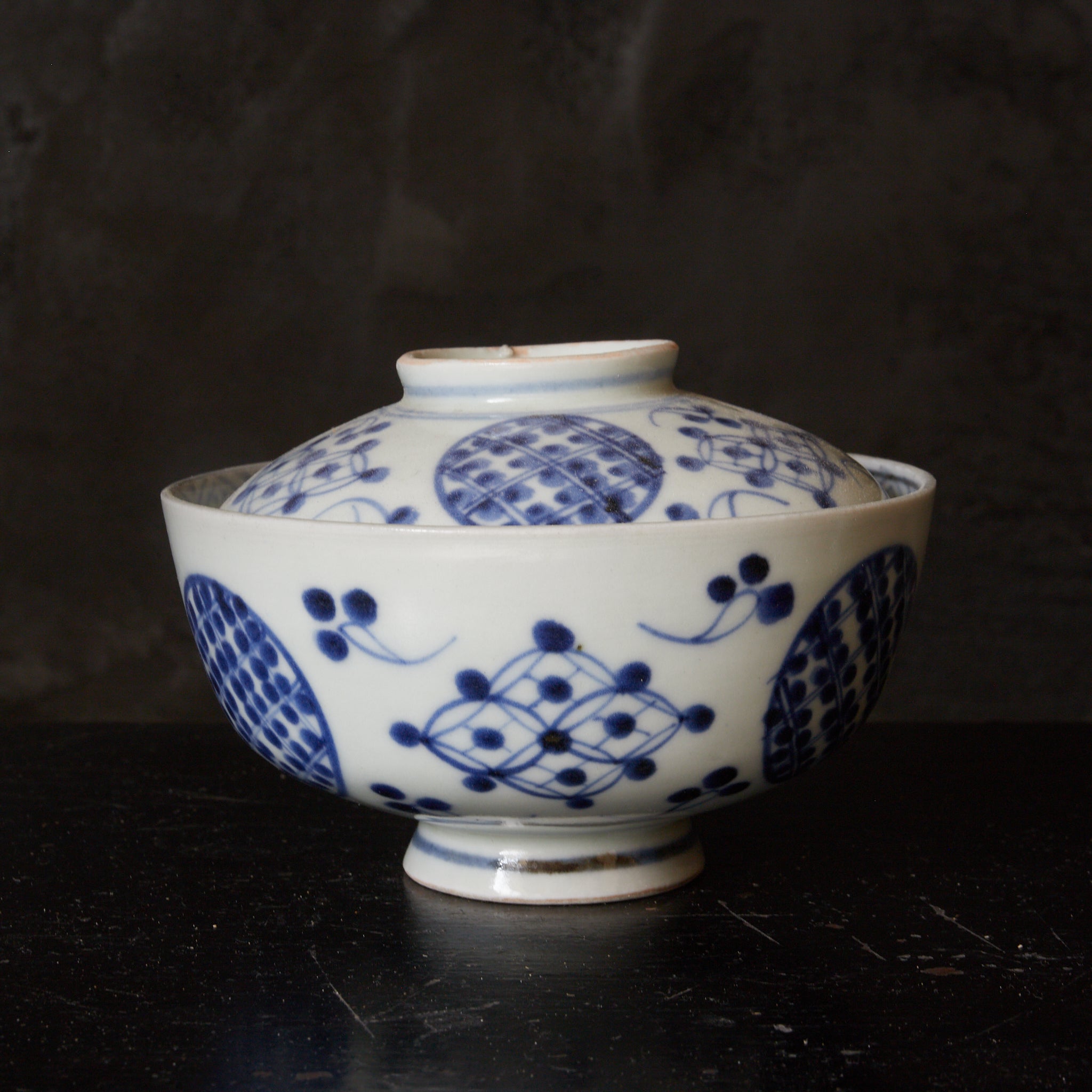 CUENCO DE TÉ CON TAPA, Imari, con azul bajo cubierta patrón de puntos geométrico, juego de 5, Período Edo(1603–1867 d. C.)