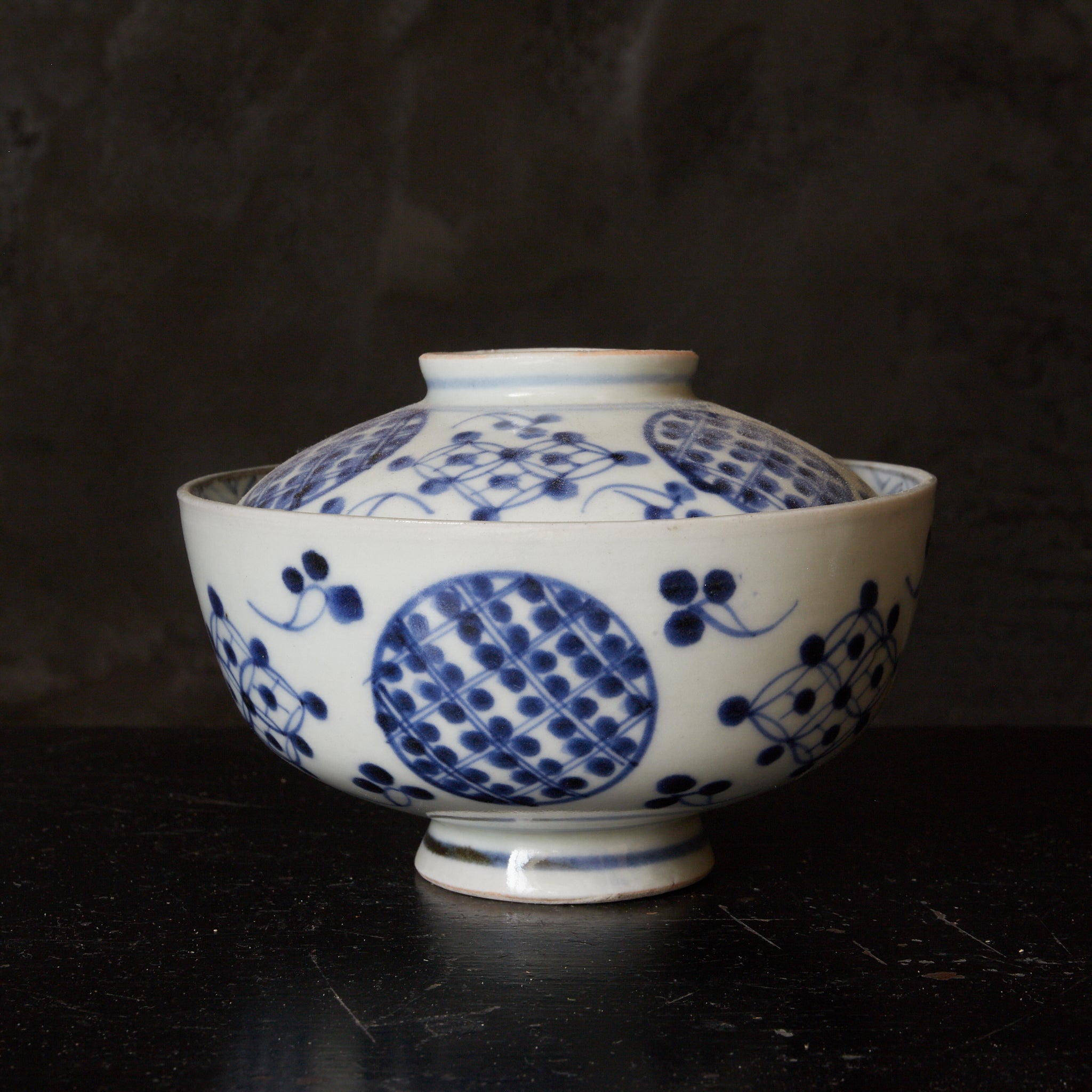 CUENCO DE TÉ CON TAPA, Imari, con azul bajo cubierta patrón de puntos geométrico, juego de 5, Período Edo(1603–1867 d. C.)