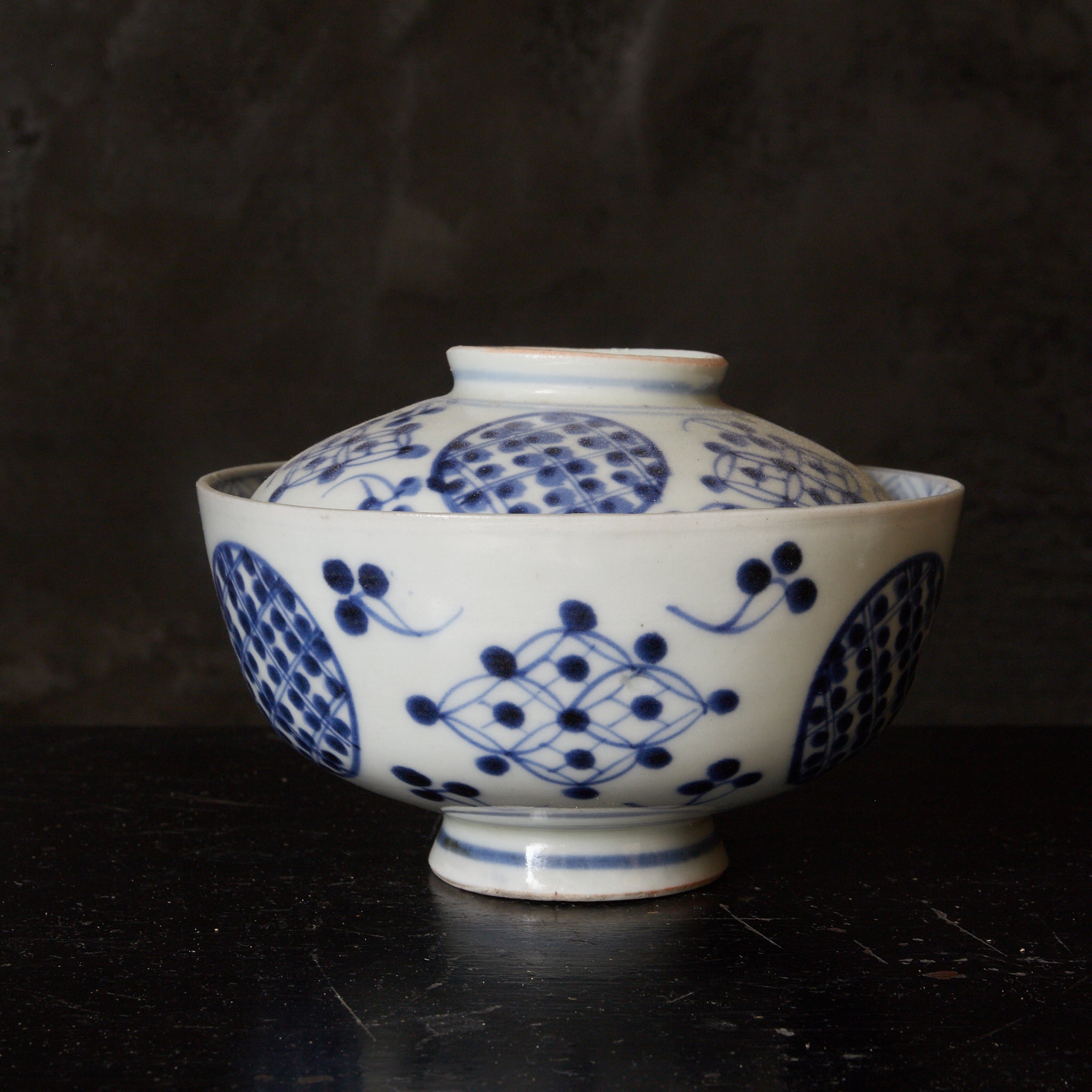 CUENCO DE TÉ CON TAPA, Imari, con azul bajo cubierta patrón de puntos geométrico, juego de 5, Período Edo(1603–1867 d. C.)