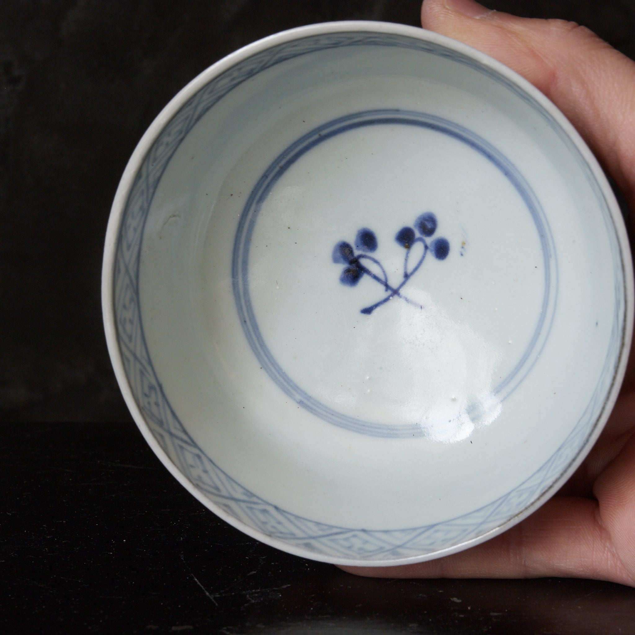 CUENCO DE TÉ CON TAPA, Imari, con azul bajo cubierta patrón de puntos geométrico, juego de 5, Período Edo(1603–1867 d. C.)