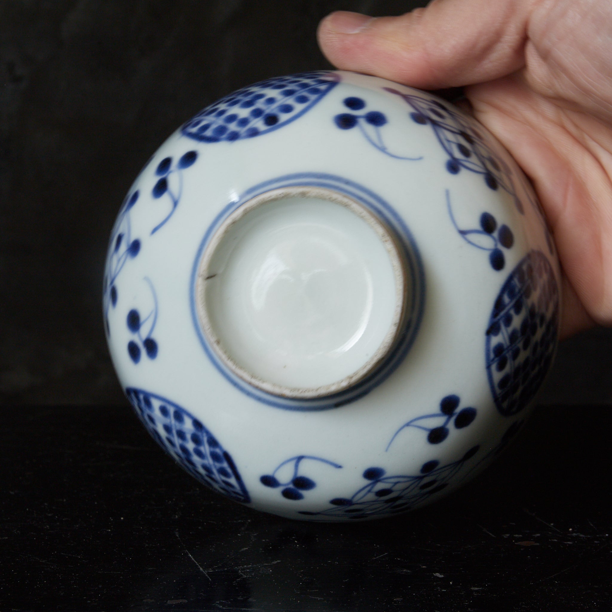 CUENCO DE TÉ CON TAPA, Imari, con azul bajo cubierta patrón de puntos geométrico, juego de 5, Período Edo(1603–1867 d. C.)
