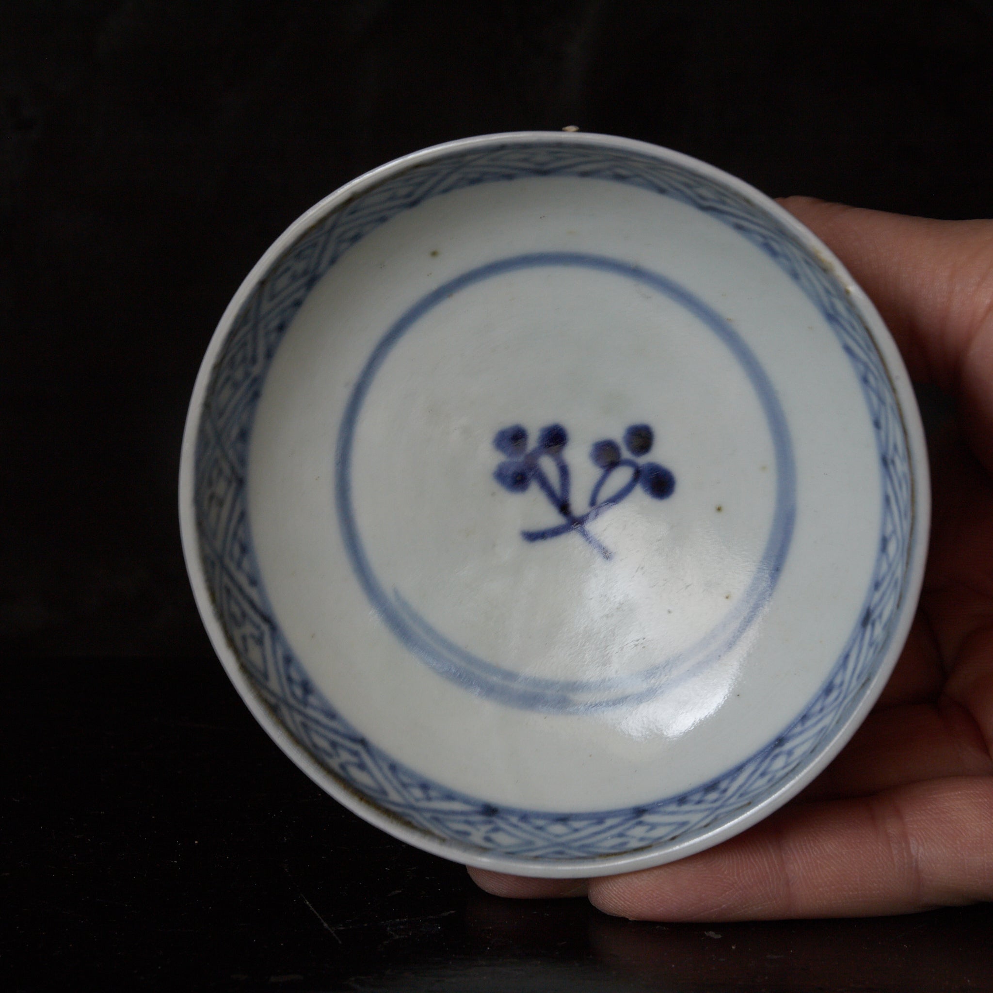 CUENCO DE TÉ CON TAPA, Imari, con azul bajo cubierta patrón de puntos geométrico, juego de 5, Período Edo(1603–1867 d. C.)
