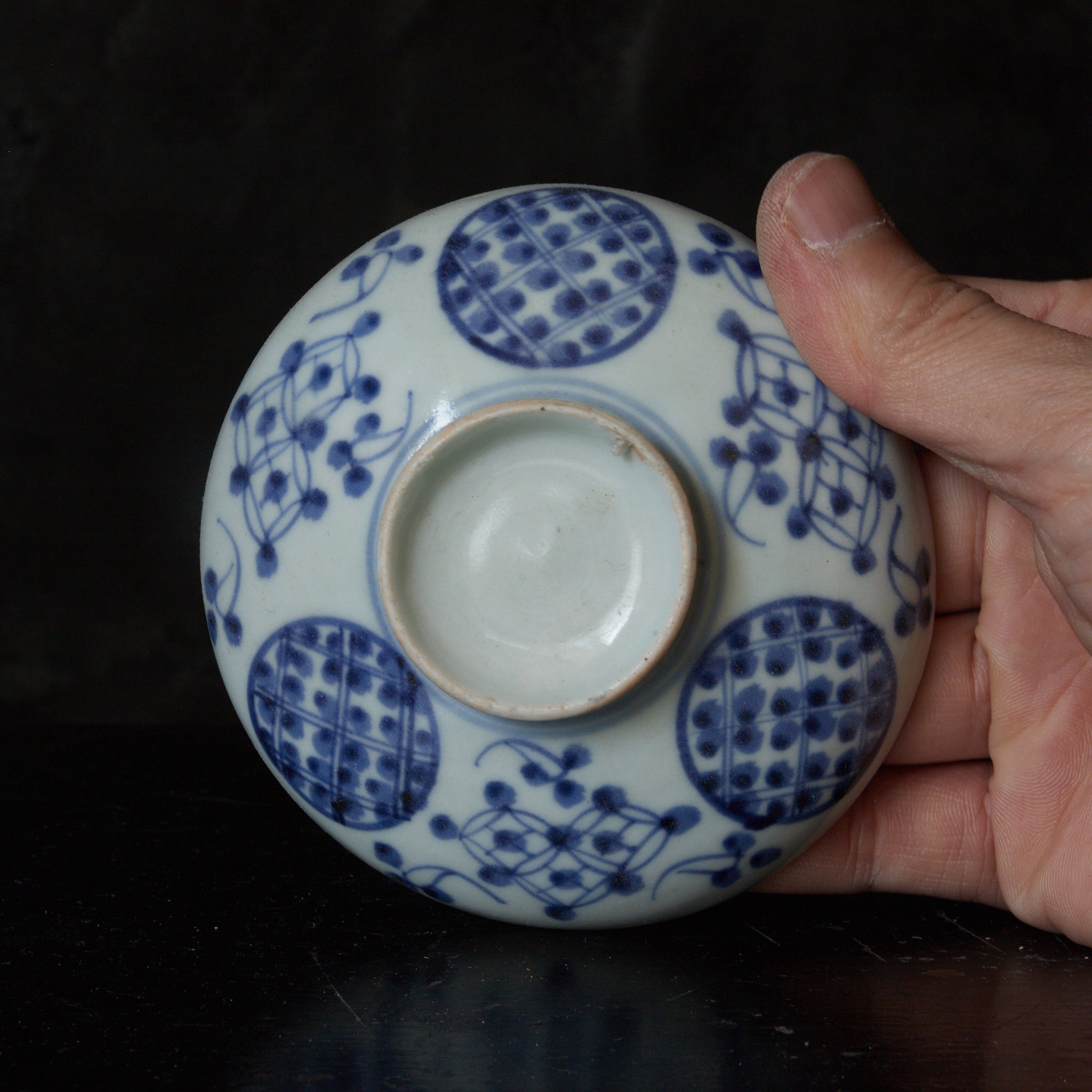 CUENCO DE TÉ CON TAPA, Imari, con azul bajo cubierta patrón de puntos geométrico, juego de 5, Período Edo(1603–1867 d. C.)