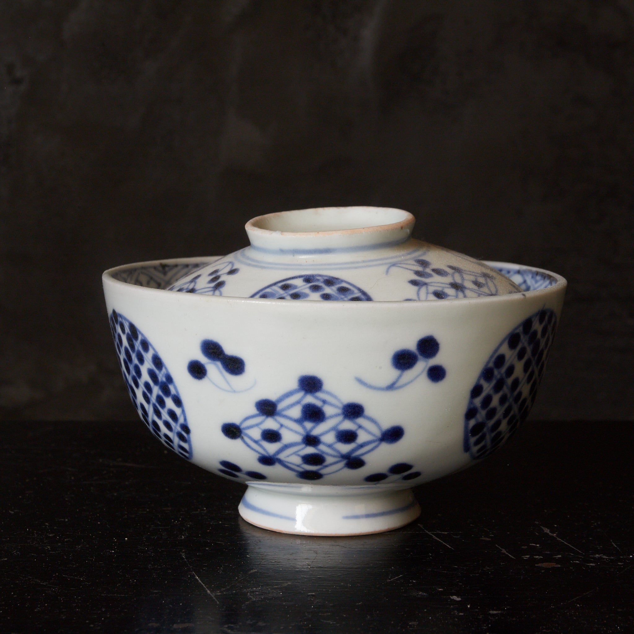 CUENCO DE TÉ CON TAPA, Imari, con azul bajo cubierta patrón de puntos geométrico, juego de 5, Período Edo(1603–1867 d. C.)