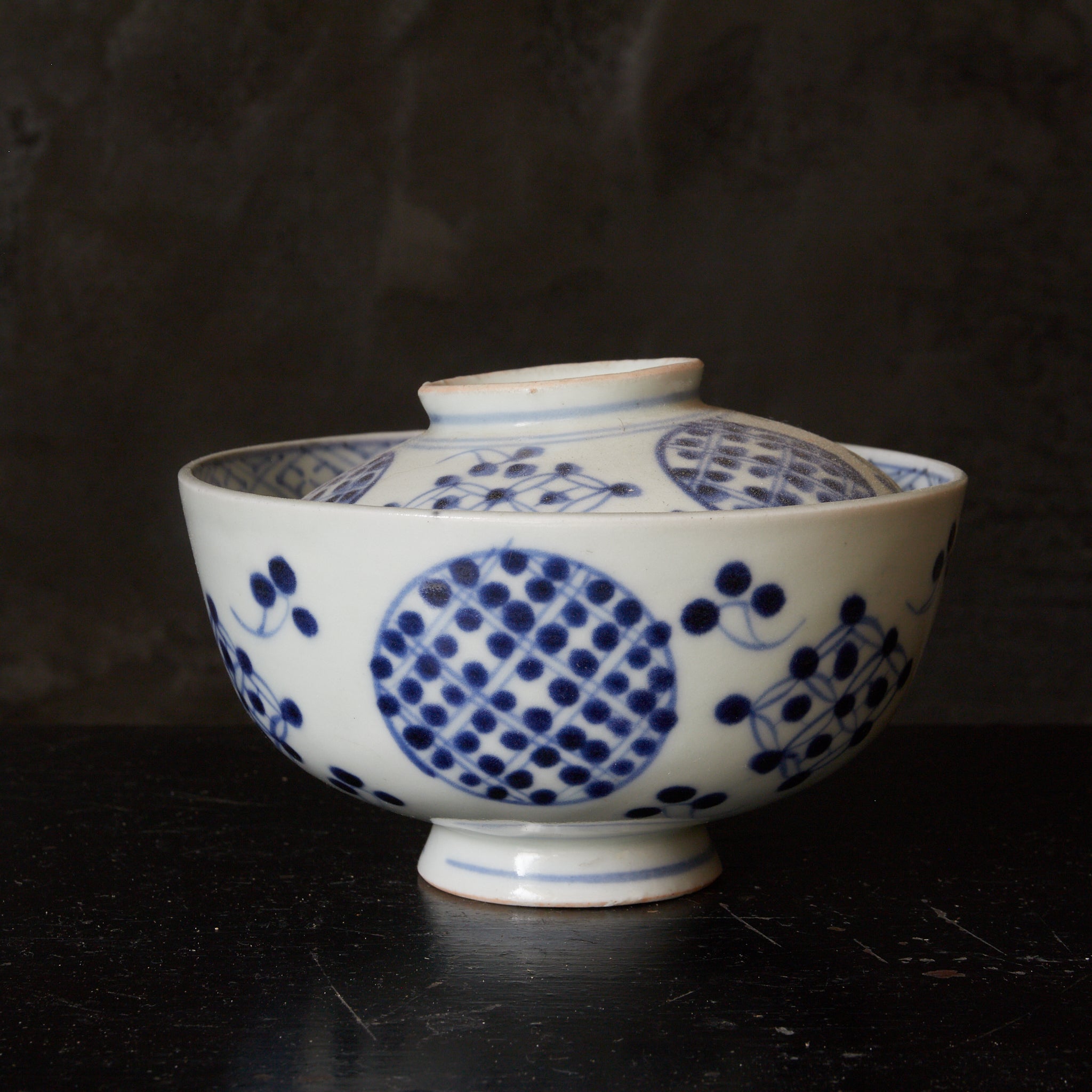 CUENCO DE TÉ CON TAPA, Imari, con azul bajo cubierta patrón de puntos geométrico, juego de 5, Período Edo(1603–1867 d. C.)