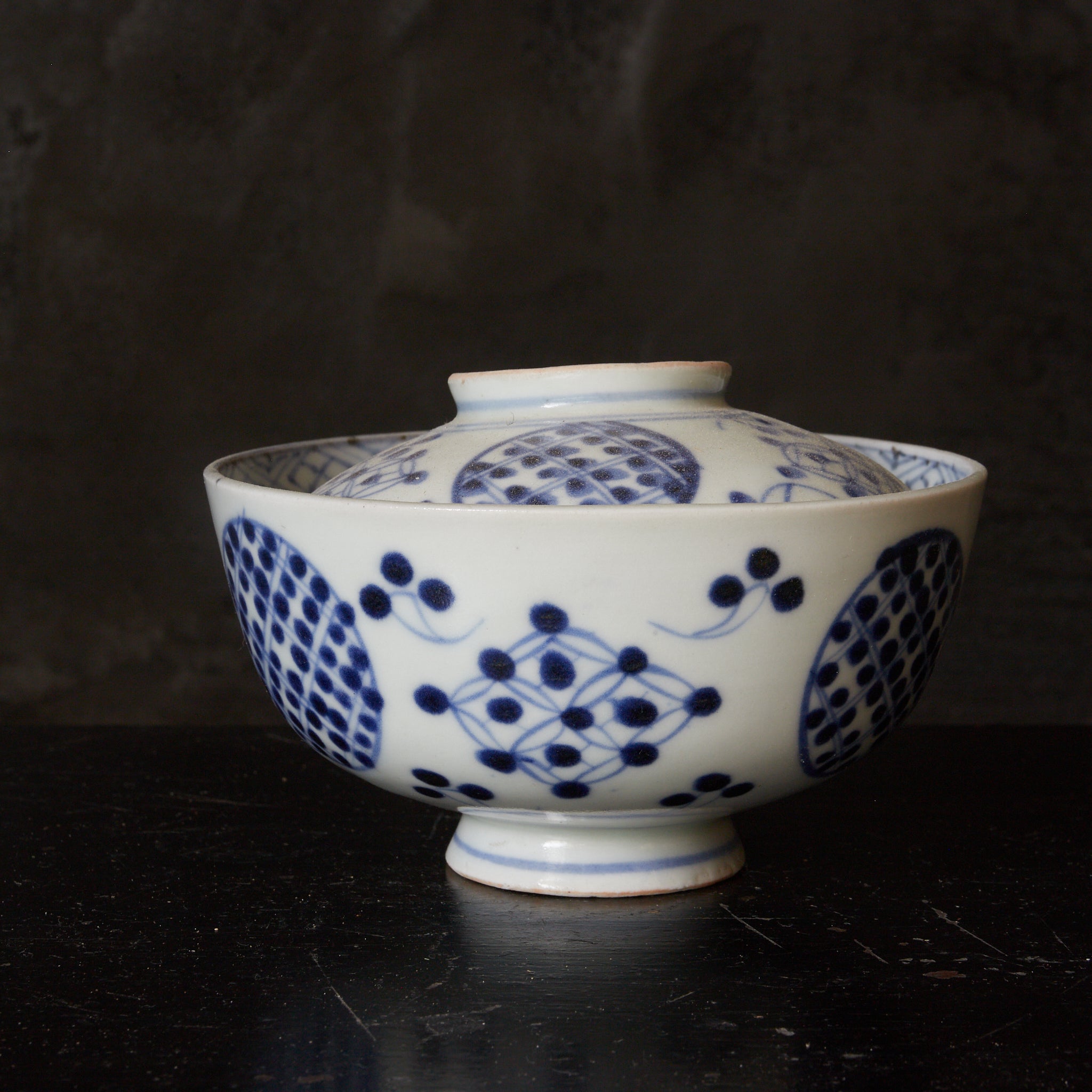 CUENCO DE TÉ CON TAPA, Imari, con azul bajo cubierta patrón de puntos geométrico, juego de 5, Período Edo(1603–1867 d. C.)