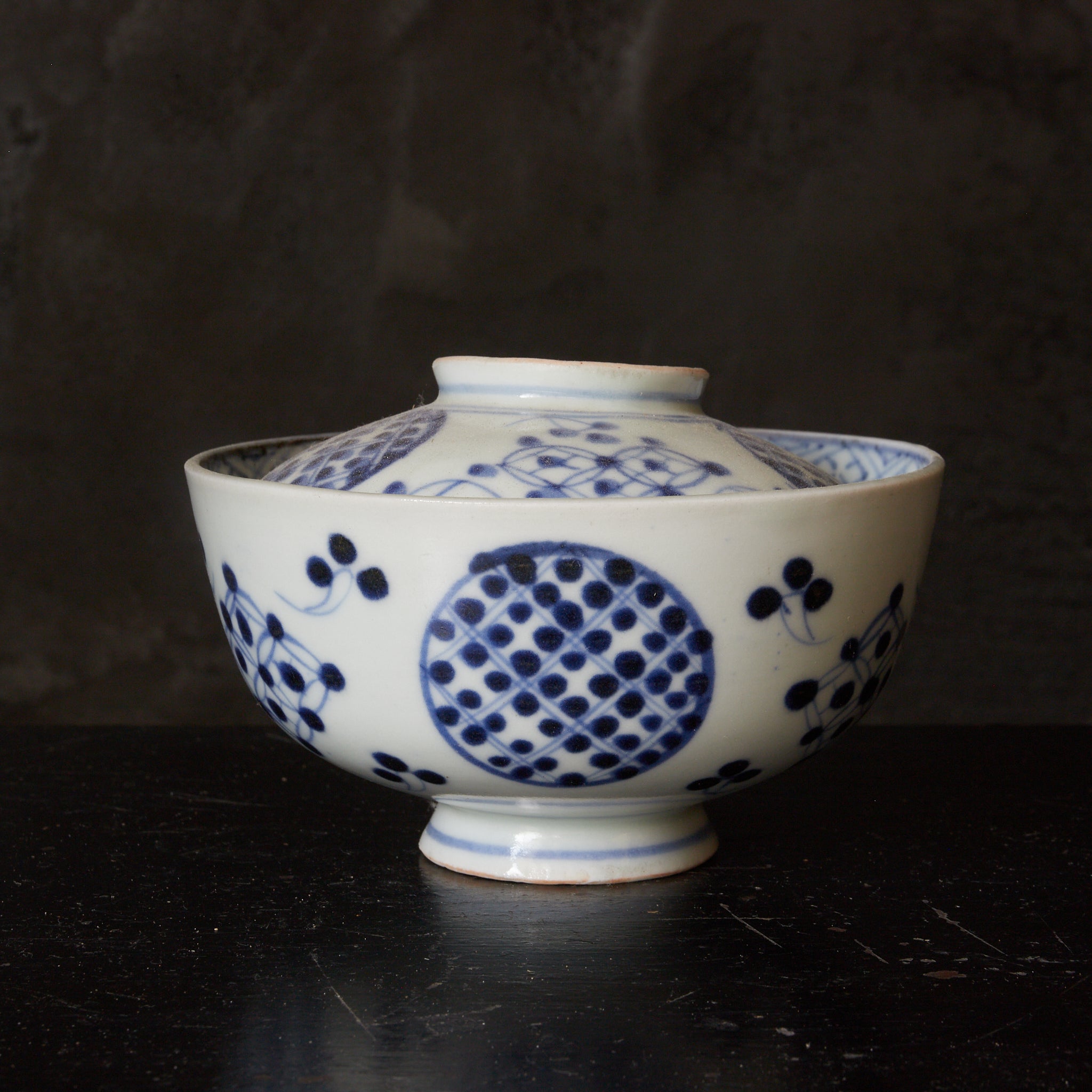 CUENCO DE TÉ CON TAPA, Imari, con azul bajo cubierta patrón de puntos geométrico, juego de 5, Período Edo(1603–1867 d. C.)