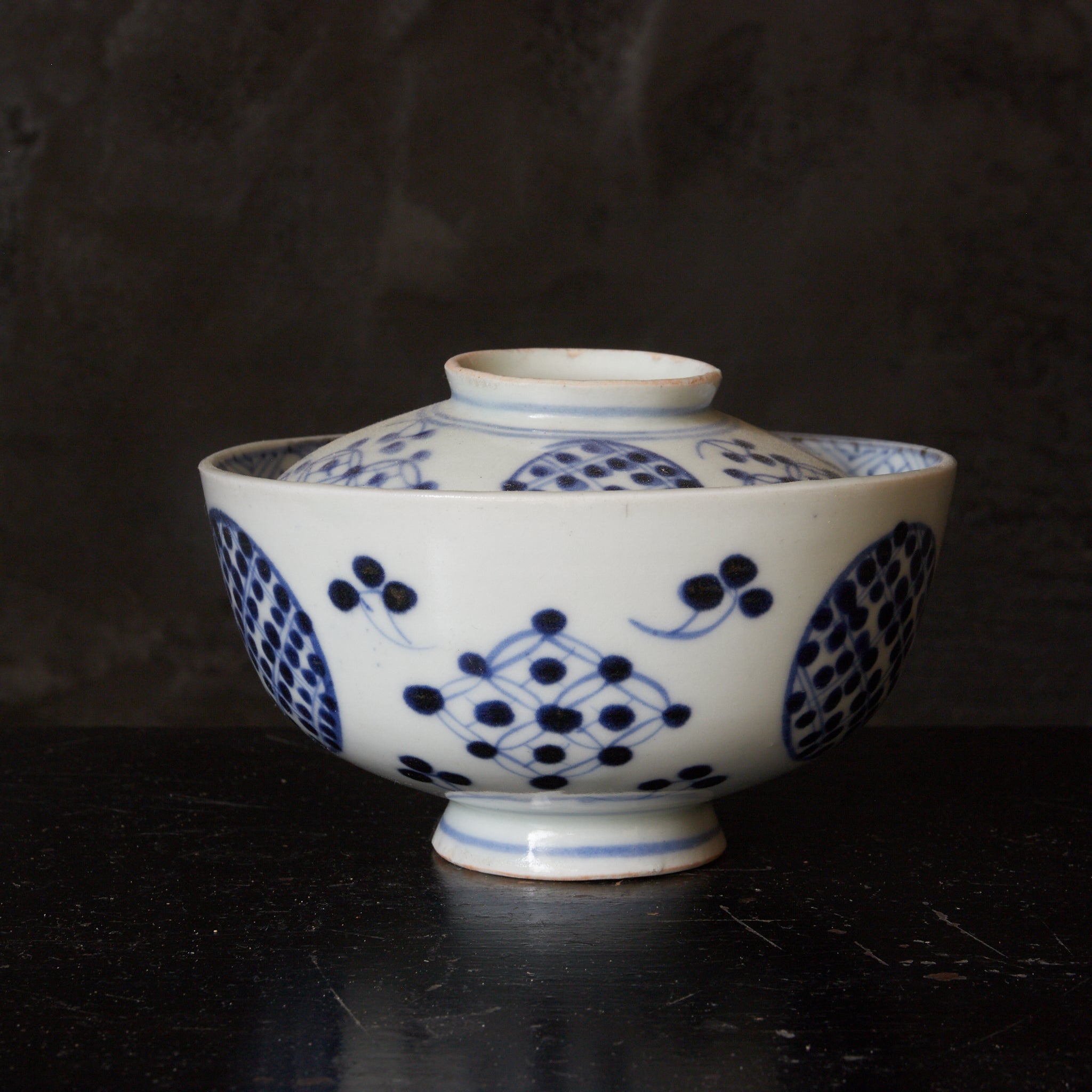 CUENCO DE TÉ CON TAPA, Imari, con azul bajo cubierta patrón de puntos geométrico, juego de 5, Período Edo(1603–1867 d. C.)