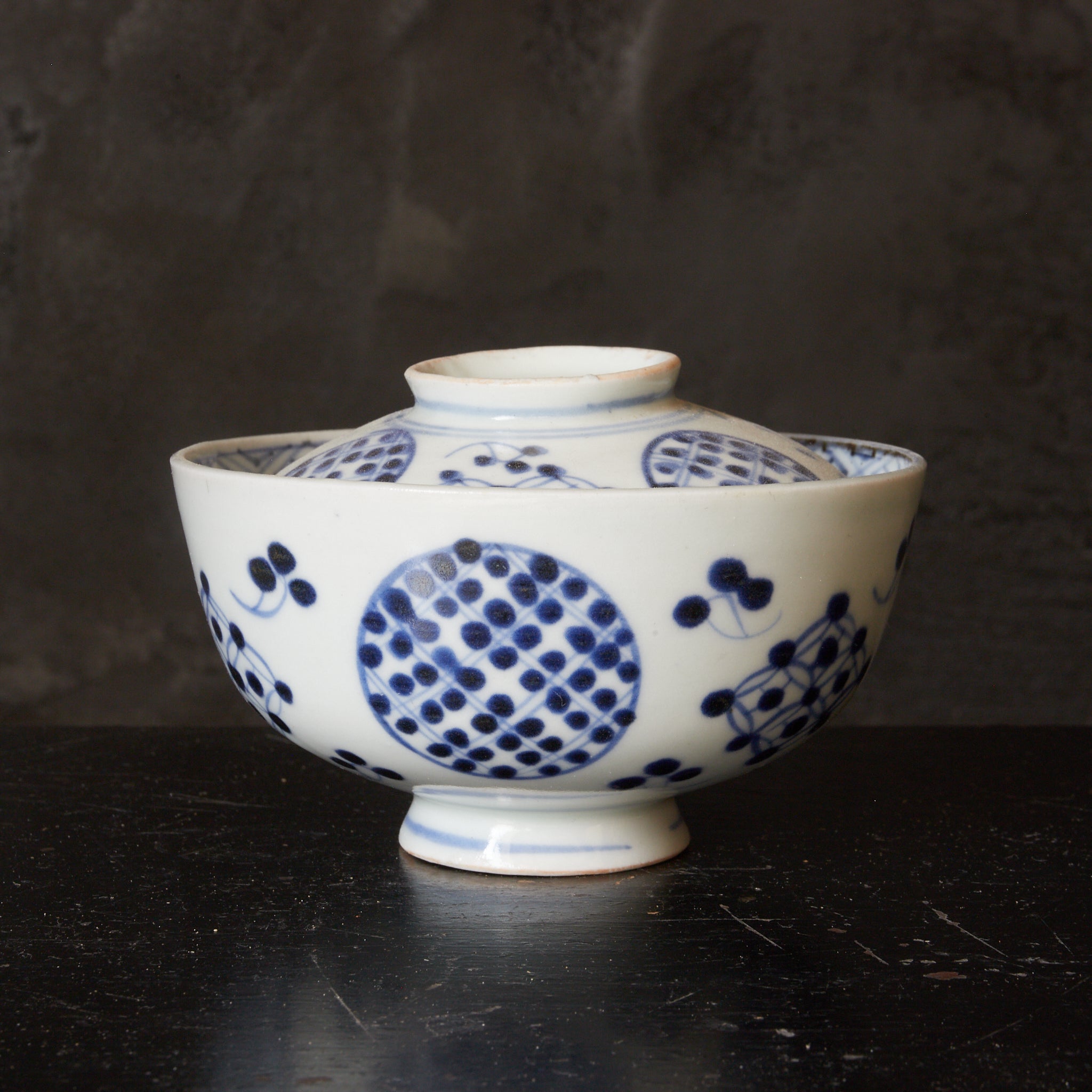CUENCO DE TÉ CON TAPA, Imari, con azul bajo cubierta patrón de puntos geométrico, juego de 5, Período Edo(1603–1867 d. C.)