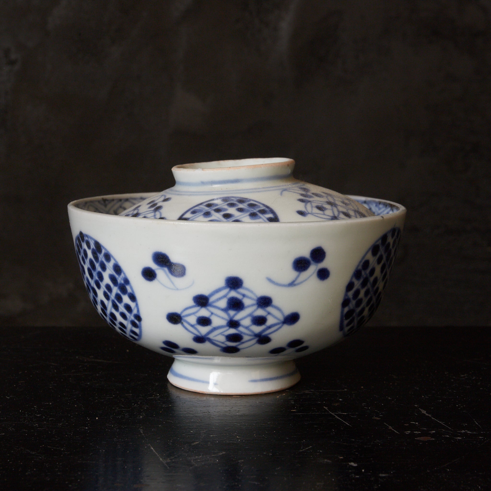 CUENCO DE TÉ CON TAPA, Imari, con azul bajo cubierta patrón de puntos geométrico, juego de 5, Período Edo(1603–1867 d. C.)