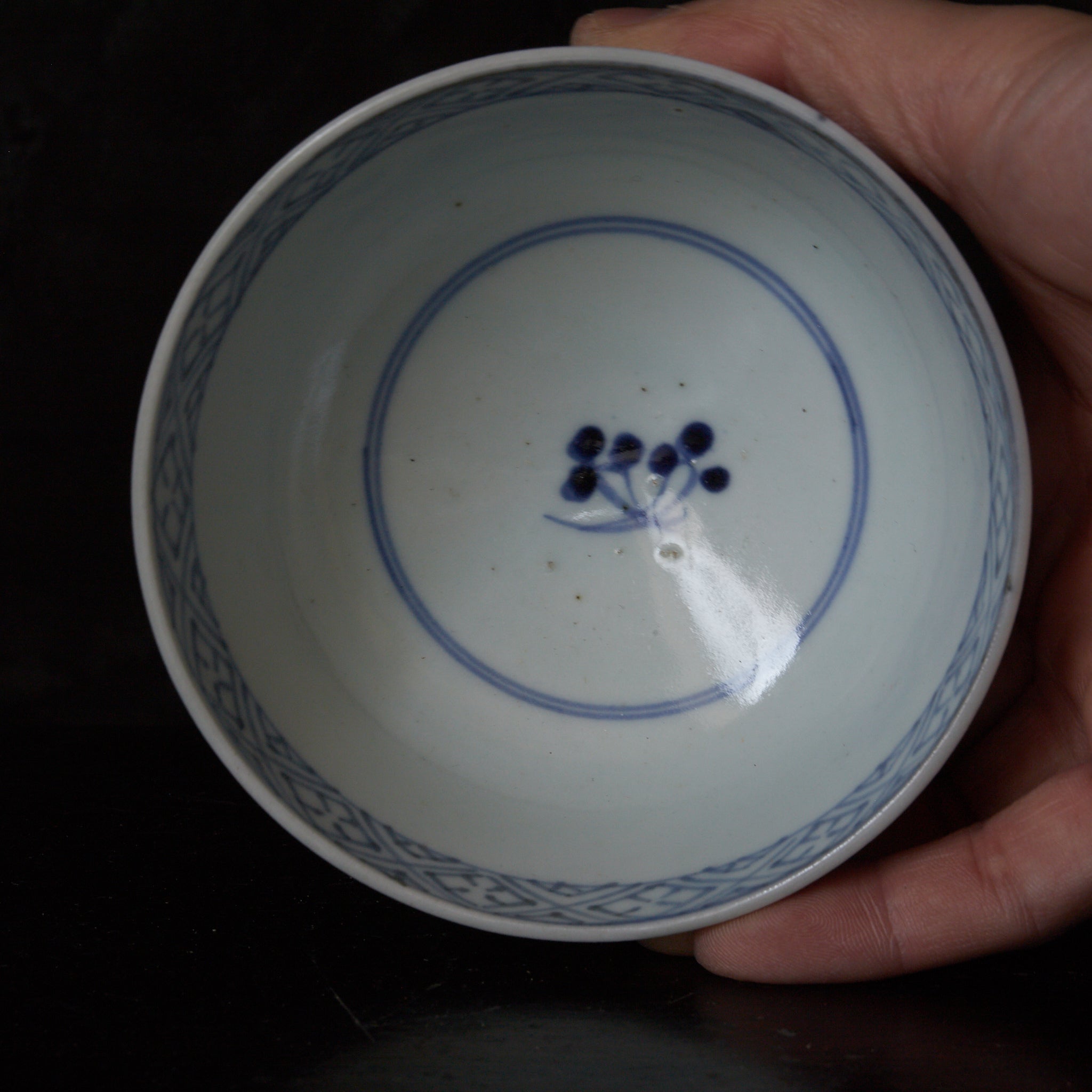CUENCO DE TÉ CON TAPA, Imari, con azul bajo cubierta patrón de puntos geométrico, juego de 5, Período Edo(1603–1867 d. C.)