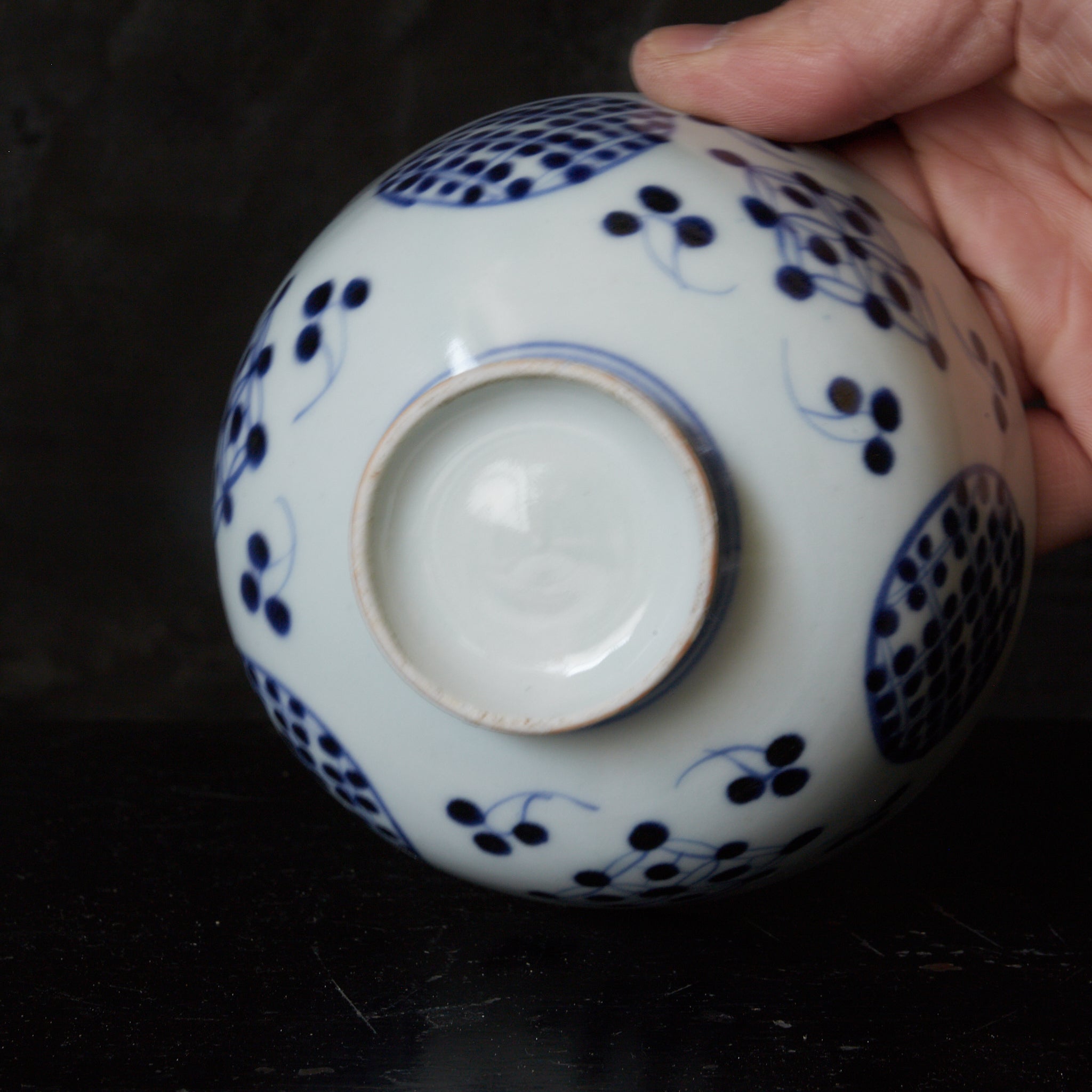 CUENCO DE TÉ CON TAPA, Imari, con azul bajo cubierta patrón de puntos geométrico, juego de 5, Período Edo(1603–1867 d. C.)
