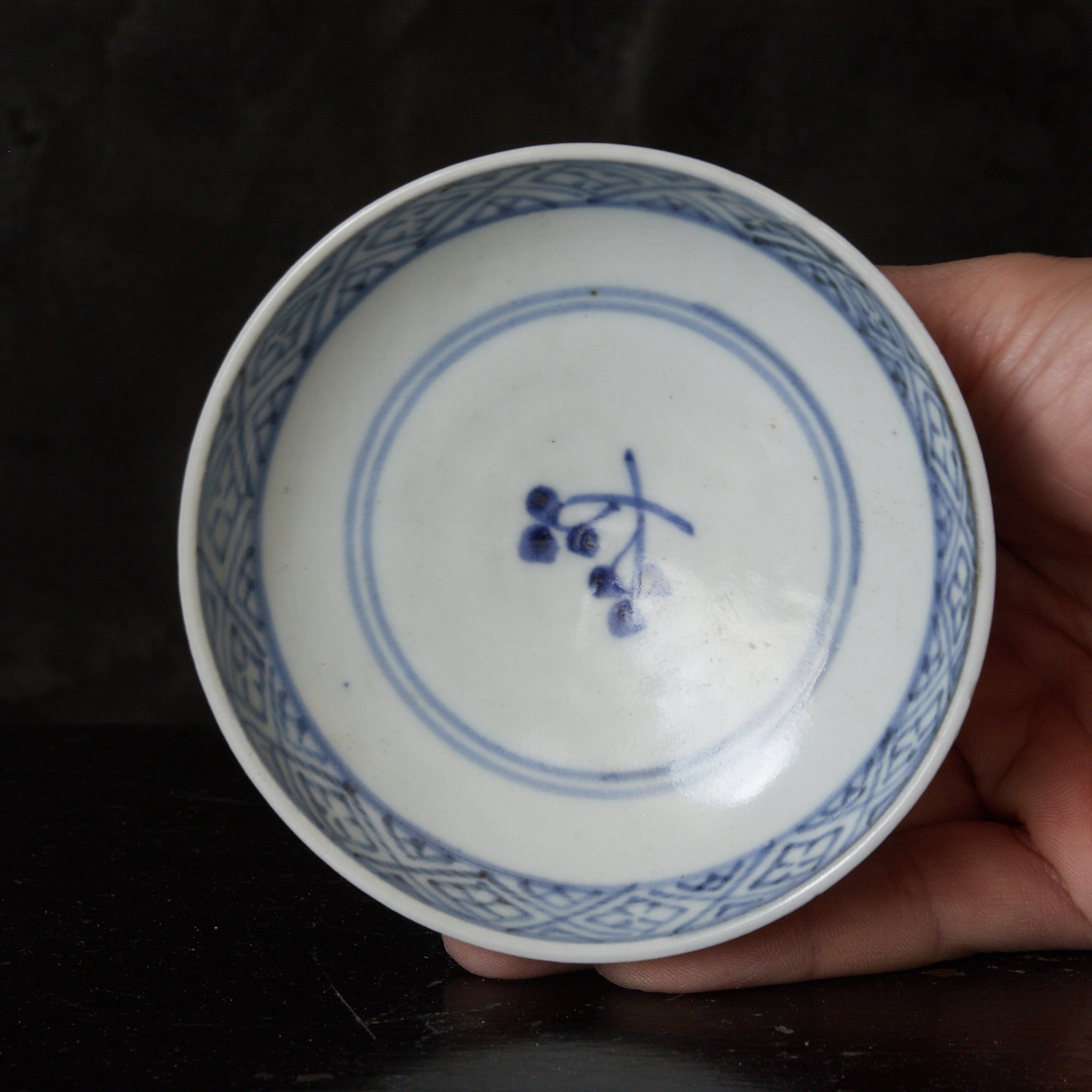 CUENCO DE TÉ CON TAPA, Imari, con azul bajo cubierta patrón de puntos geométrico, juego de 5, Período Edo(1603–1867 d. C.)