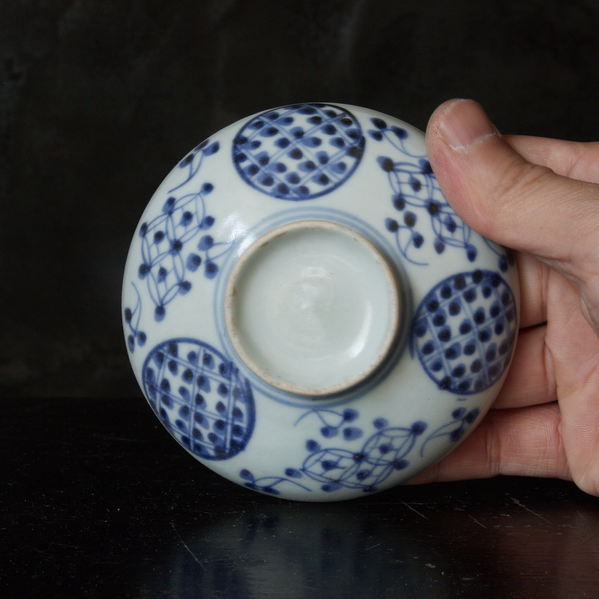 CUENCO DE TÉ CON TAPA, Imari, con azul bajo cubierta patrón de puntos geométrico, juego de 5, Período Edo(1603–1867 d. C.)