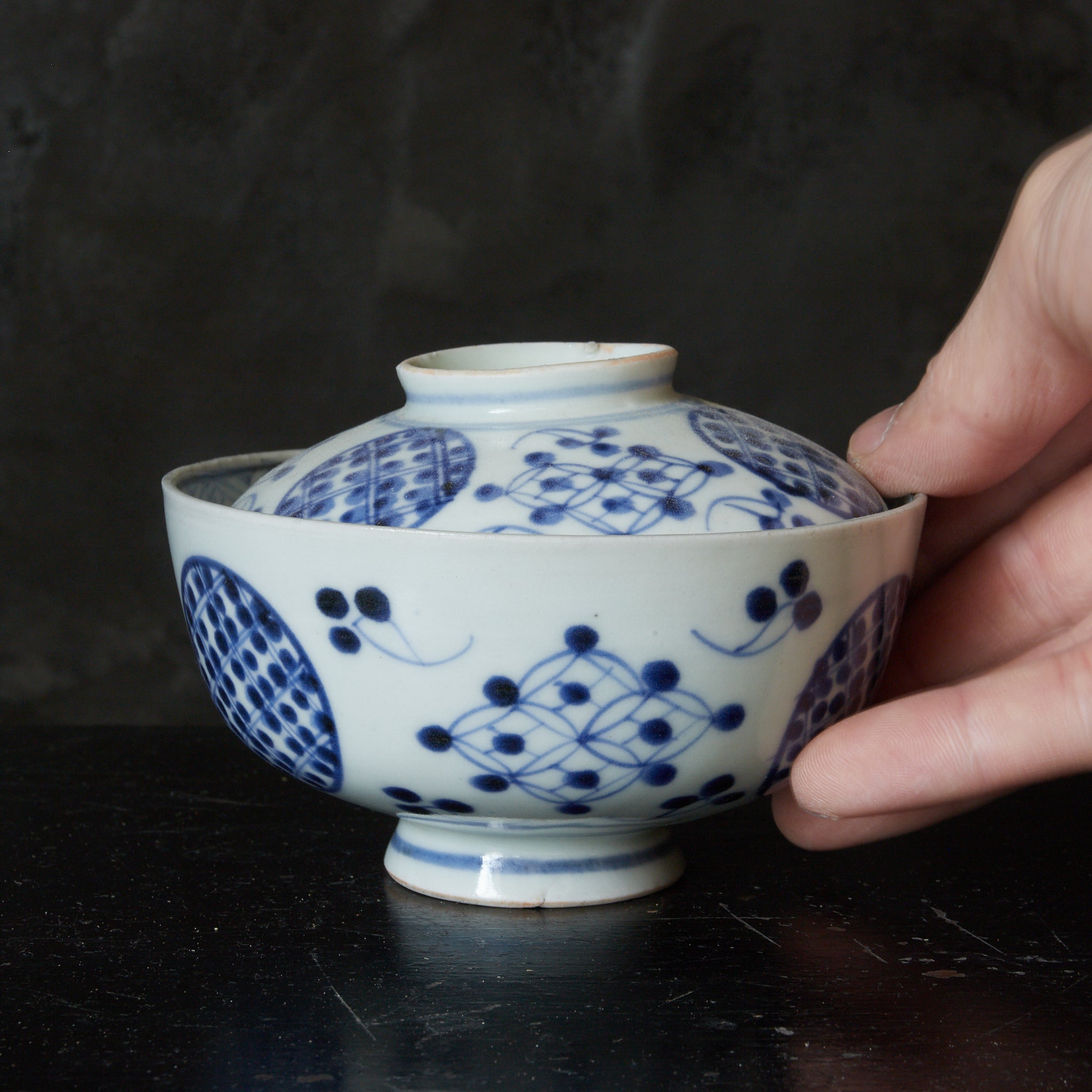 CUENCO DE TÉ CON TAPA, Imari, con azul bajo cubierta patrón de puntos geométrico, juego de 5, Período Edo(1603–1867 d. C.)