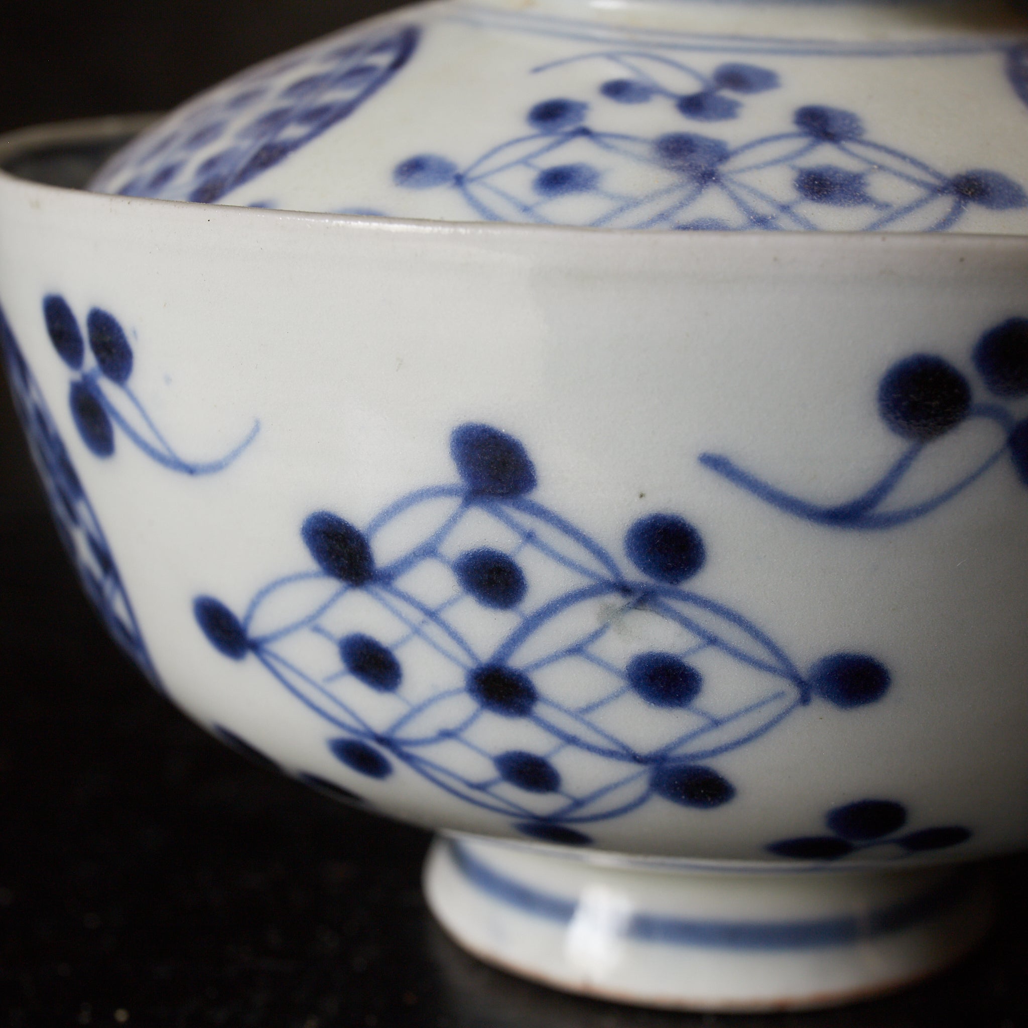 CUENCO DE TÉ CON TAPA, Imari, con azul bajo cubierta patrón de puntos geométrico, juego de 5, Período Edo(1603–1867 d. C.)