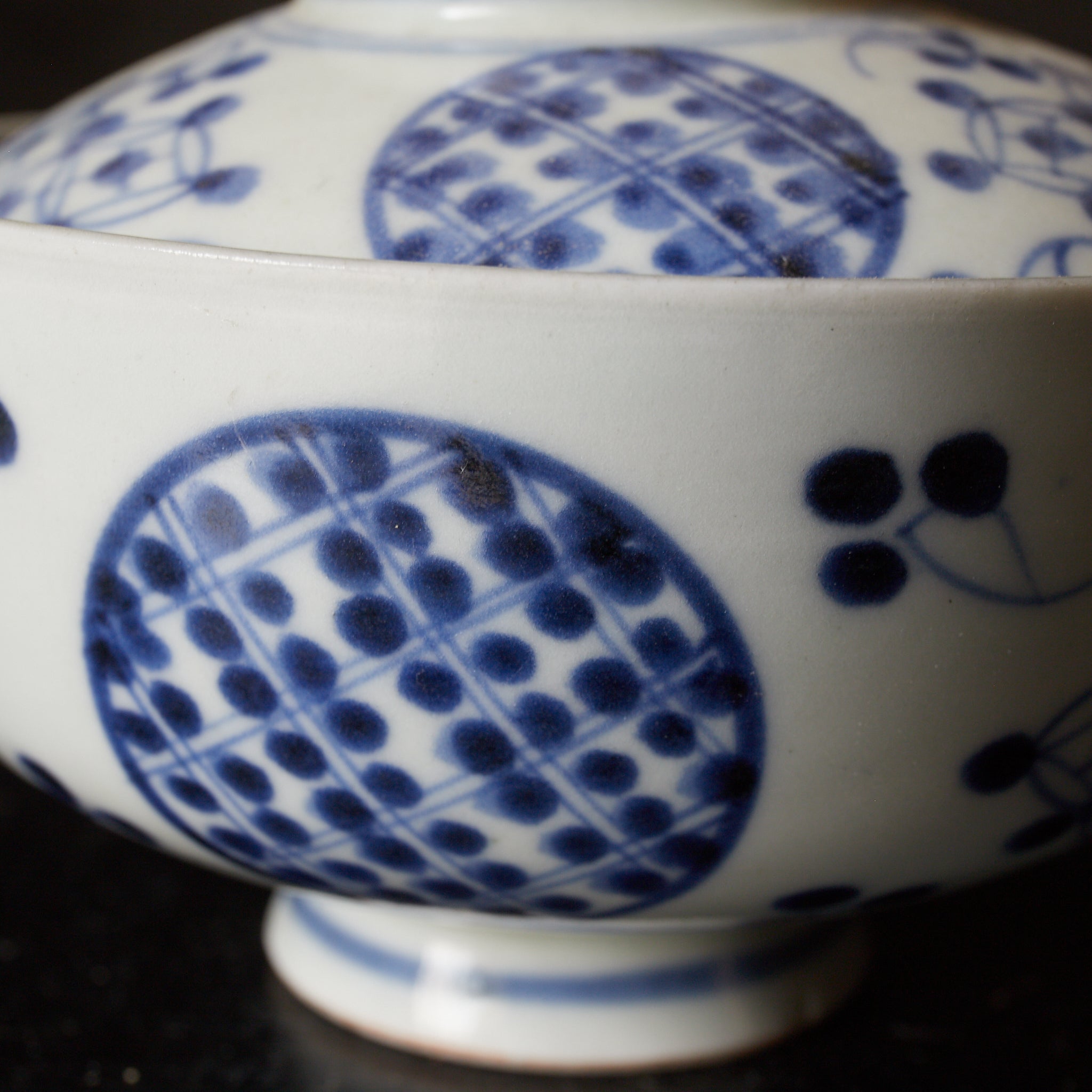 CUENCO DE TÉ CON TAPA, Imari, con azul bajo cubierta patrón de puntos geométrico, juego de 5, Período Edo(1603–1867 d. C.)
