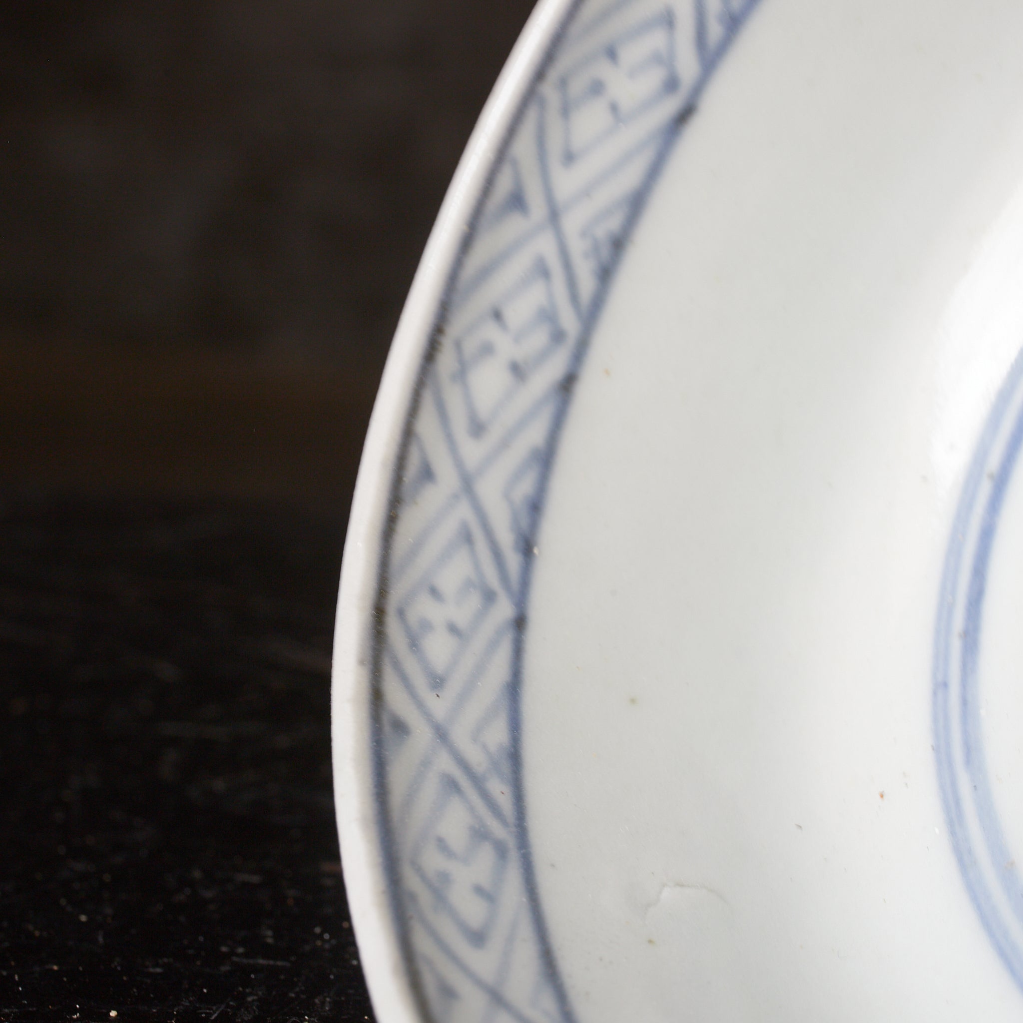CUENCO DE TÉ CON TAPA, Imari, con azul bajo cubierta patrón de puntos geométrico, juego de 5, Período Edo(1603–1867 d. C.)