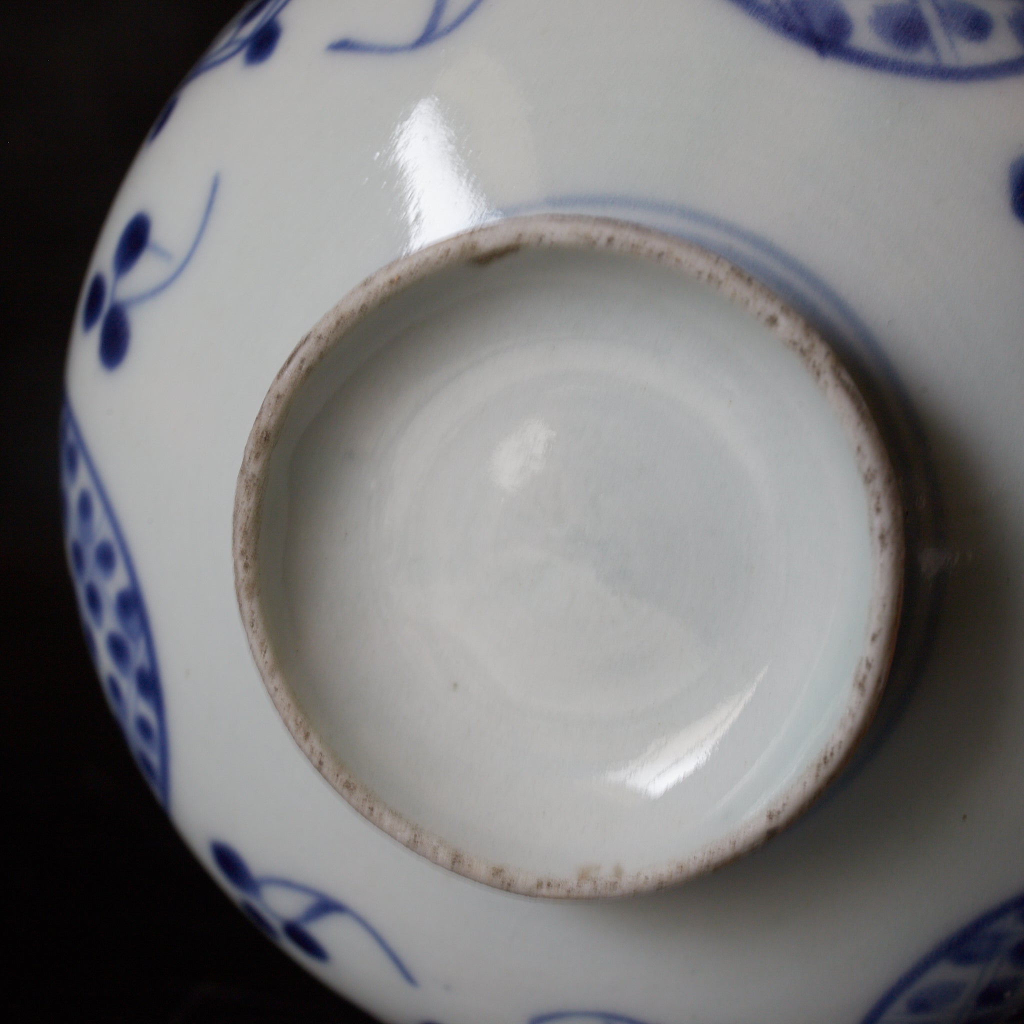 CUENCO DE TÉ CON TAPA, Imari, con azul bajo cubierta patrón de puntos geométrico, juego de 5, Período Edo(1603–1867 d. C.)
