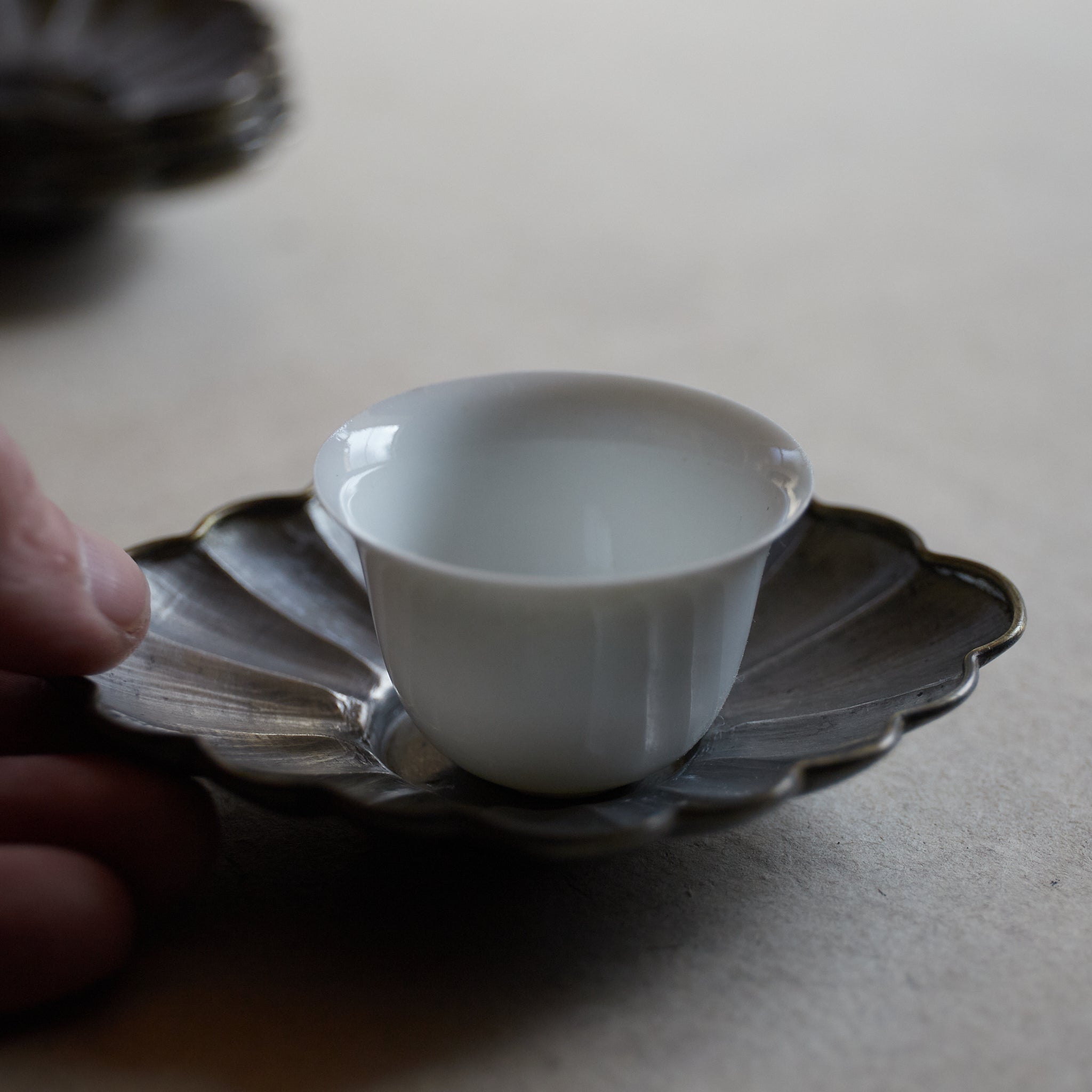 ANCIENNE SOUCOUPE EN FLEUR LOBÉE EN ÉTAIN, marqué Qianlong nian zhi, avec boîte, ensemble de 5, Dynastie Qing(1616–1911 apr. J.-C.)