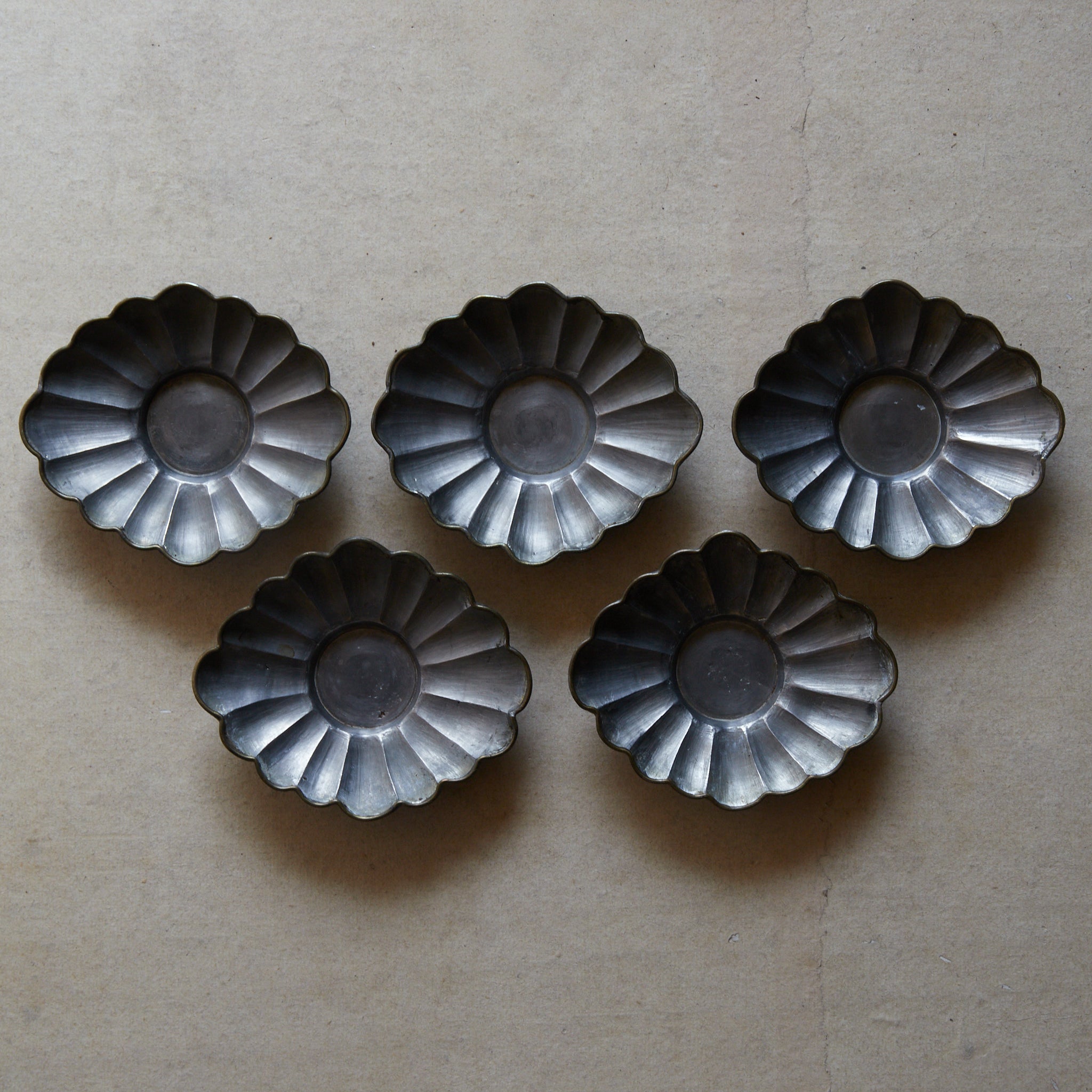 ANCIENNE SOUCOUPE EN FLEUR LOBÉE EN ÉTAIN, marqué Qianlong nian zhi, avec boîte, ensemble de 5, Dynastie Qing(1616–1911 apr. J.-C.)