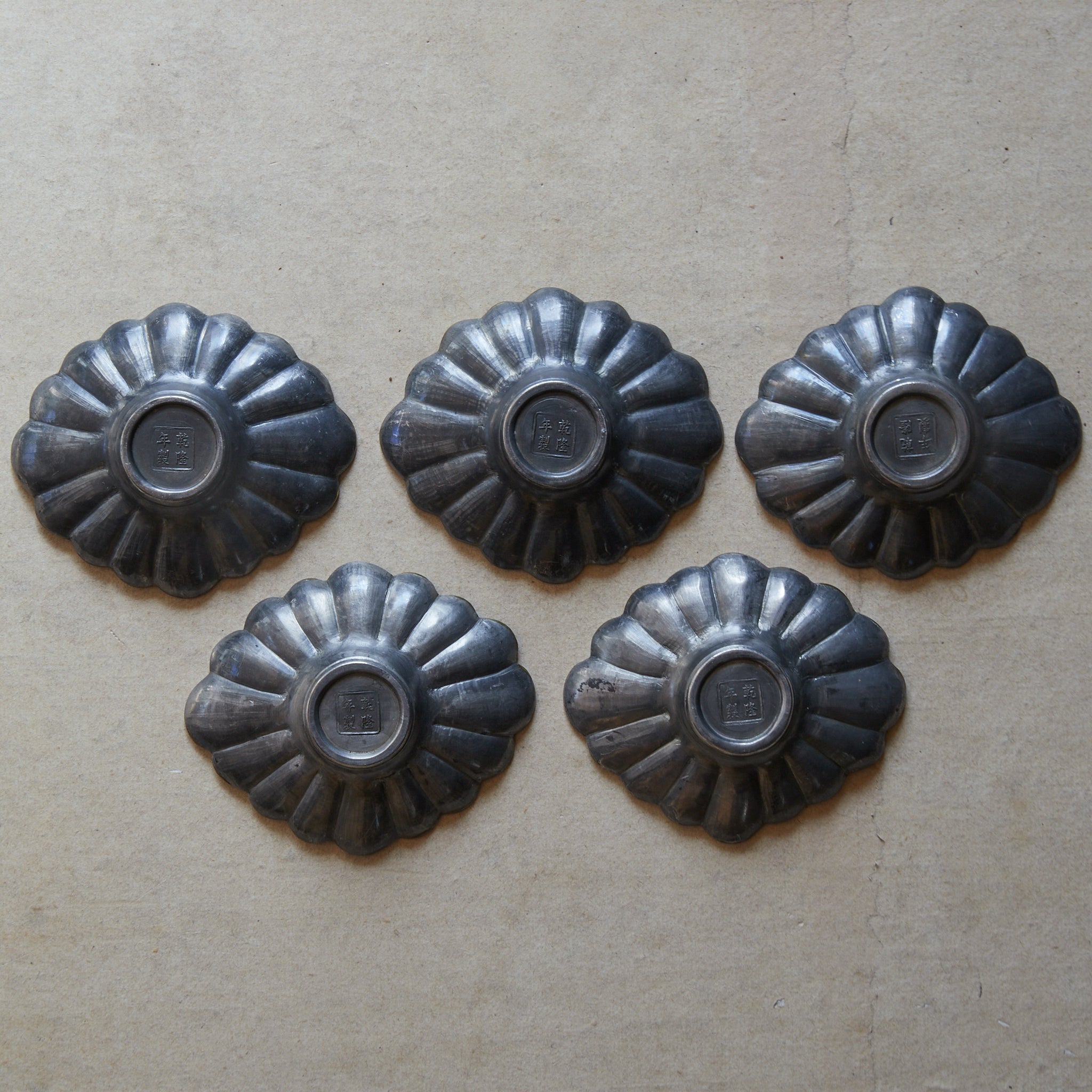 PLATILLO DE FLOR LOBULADA DE ESTAÑO VIEJO, marcado Qianlong nian zhi, con caja, juego de 5, Dinastía Qing(1616–1911 d. C.)