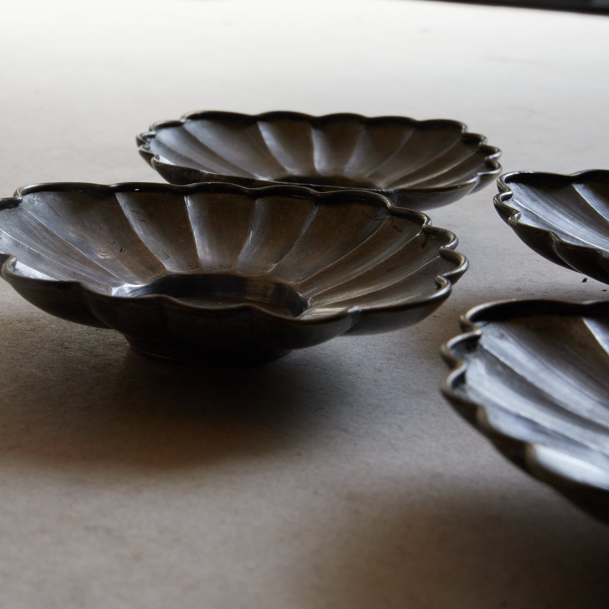 PLATILLO DE FLOR LOBULADA DE ESTAÑO VIEJO, marcado Qianlong nian zhi, con caja, juego de 5, Dinastía Qing(1616–1911 d. C.)