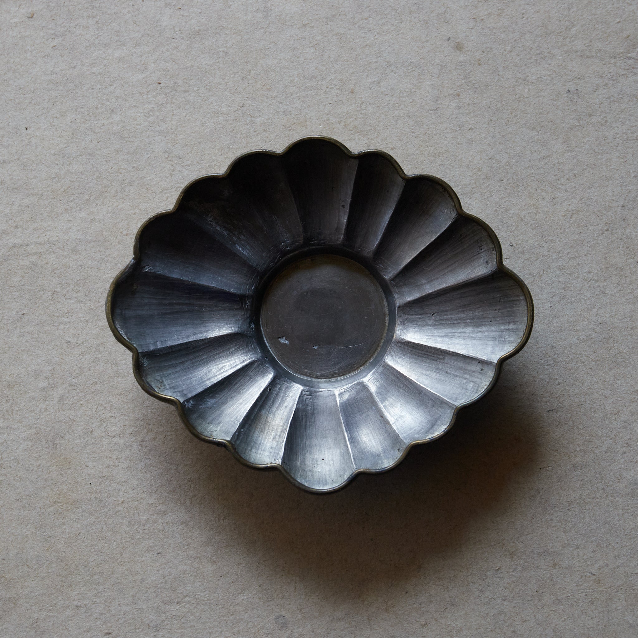 PLATILLO DE FLOR LOBULADA DE ESTAÑO VIEJO, marcado Qianlong nian zhi, con caja, juego de 5, Dinastía Qing(1616–1911 d. C.)
