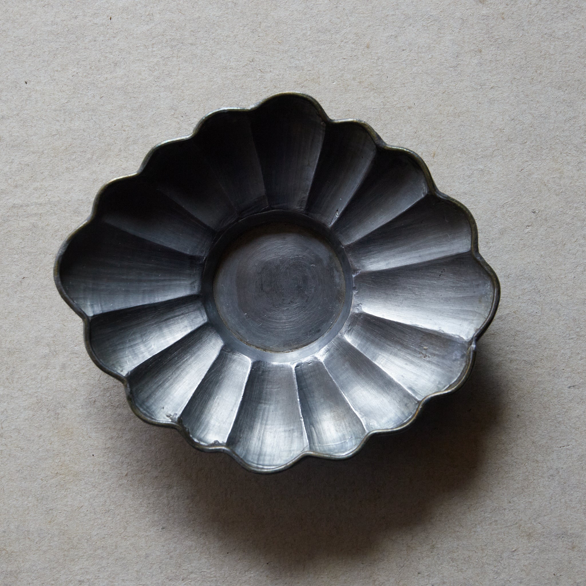 PLATILLO DE FLOR LOBULADA DE ESTAÑO VIEJO, marcado Qianlong nian zhi, con caja, juego de 5, Dinastía Qing(1616–1911 d. C.)