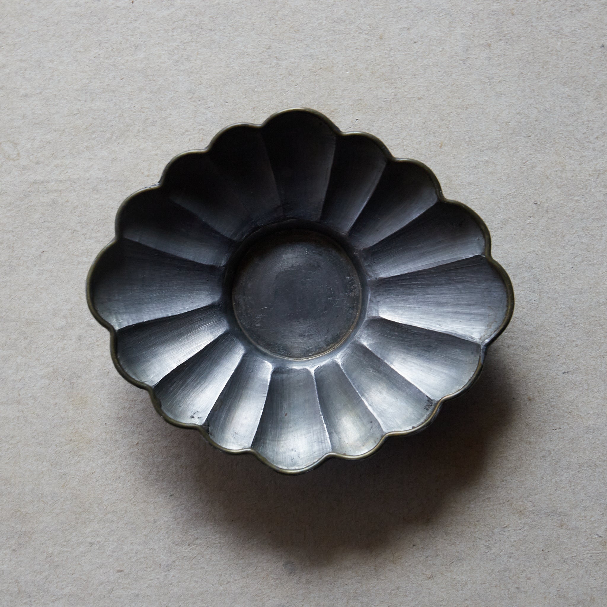 PLATILLO DE FLOR LOBULADA DE ESTAÑO VIEJO, marcado Qianlong nian zhi, con caja, juego de 5, Dinastía Qing(1616–1911 d. C.)