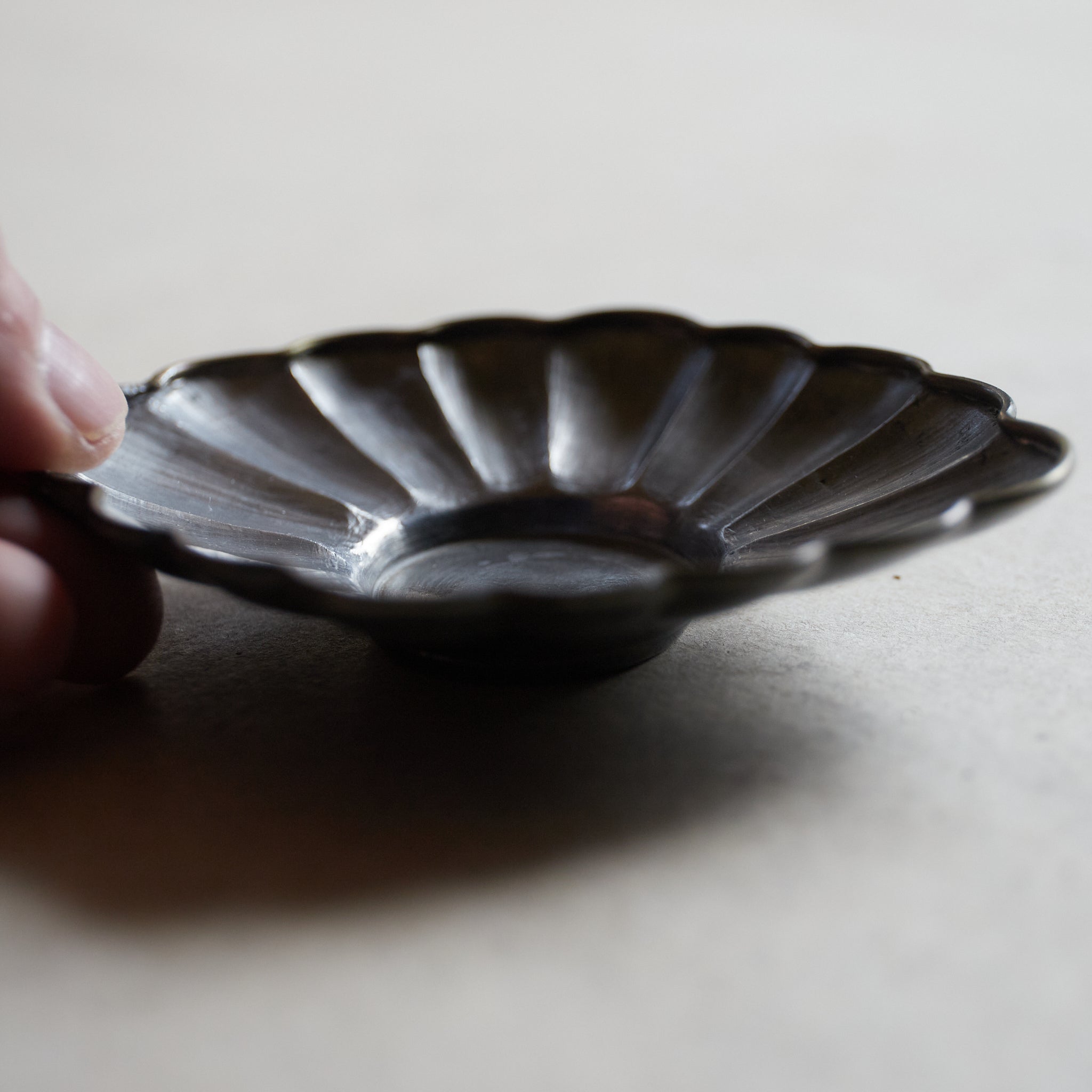 PLATILLO DE FLOR LOBULADA DE ESTAÑO VIEJO, marcado Qianlong nian zhi, con caja, juego de 5, Dinastía Qing(1616–1911 d. C.)