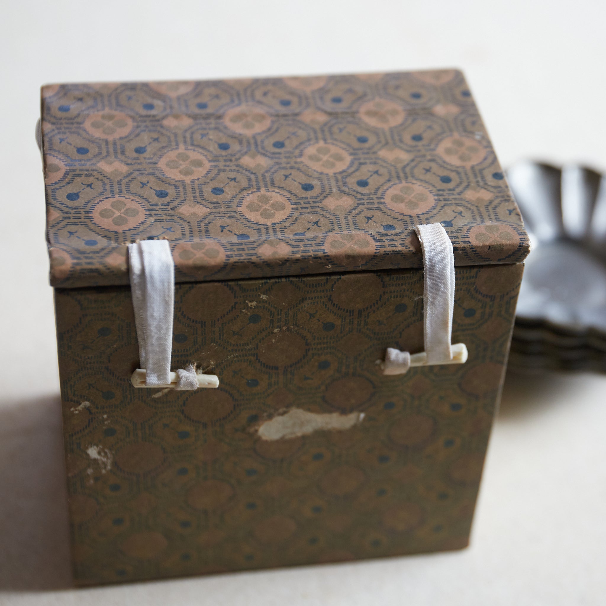 PLATILLO DE FLOR LOBULADA DE ESTAÑO VIEJO, marcado Qianlong nian zhi, con caja, juego de 5, Dinastía Qing(1616–1911 d. C.)