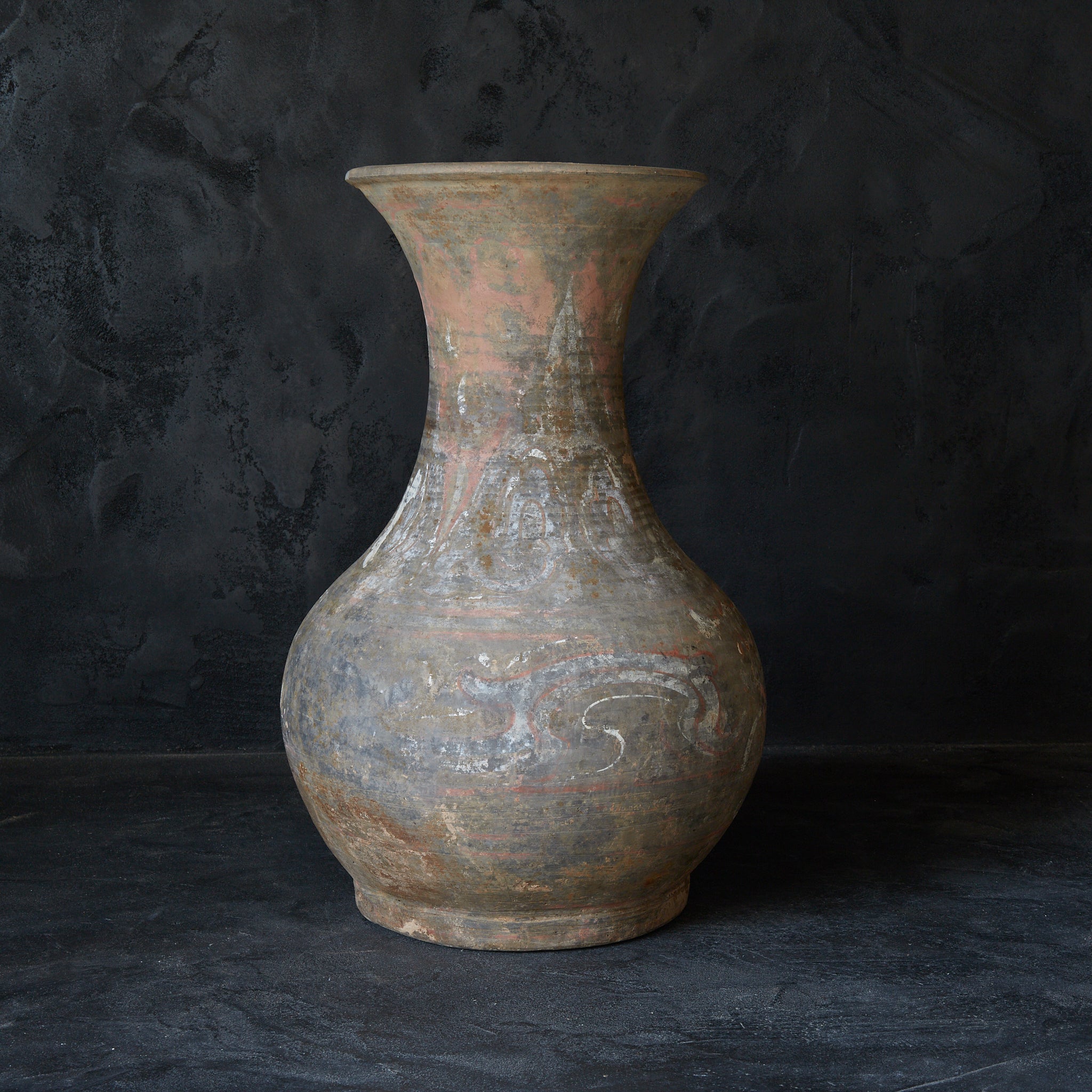 JARRE, Terre cuite grise avec engobe et pigments, avec design de nuée, Dynastie Han(206 av. J.-C.–220 apr. J.-C.)