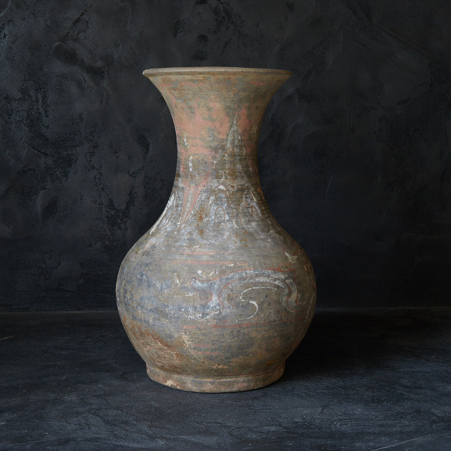 漢代 灰陶加彩雲気文壺(206 BCE–220 CE)