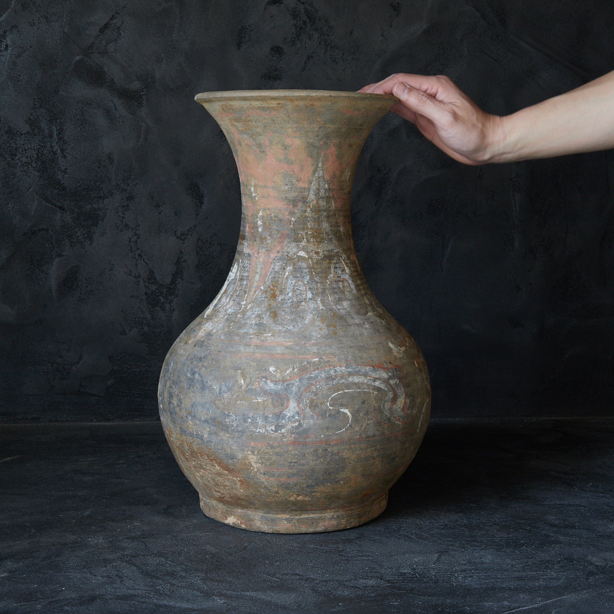 JARRE, Terre cuite grise avec engobe et pigments, avec design de nuée, Dynastie Han(206 av. J.-C.–220 apr. J.-C.)