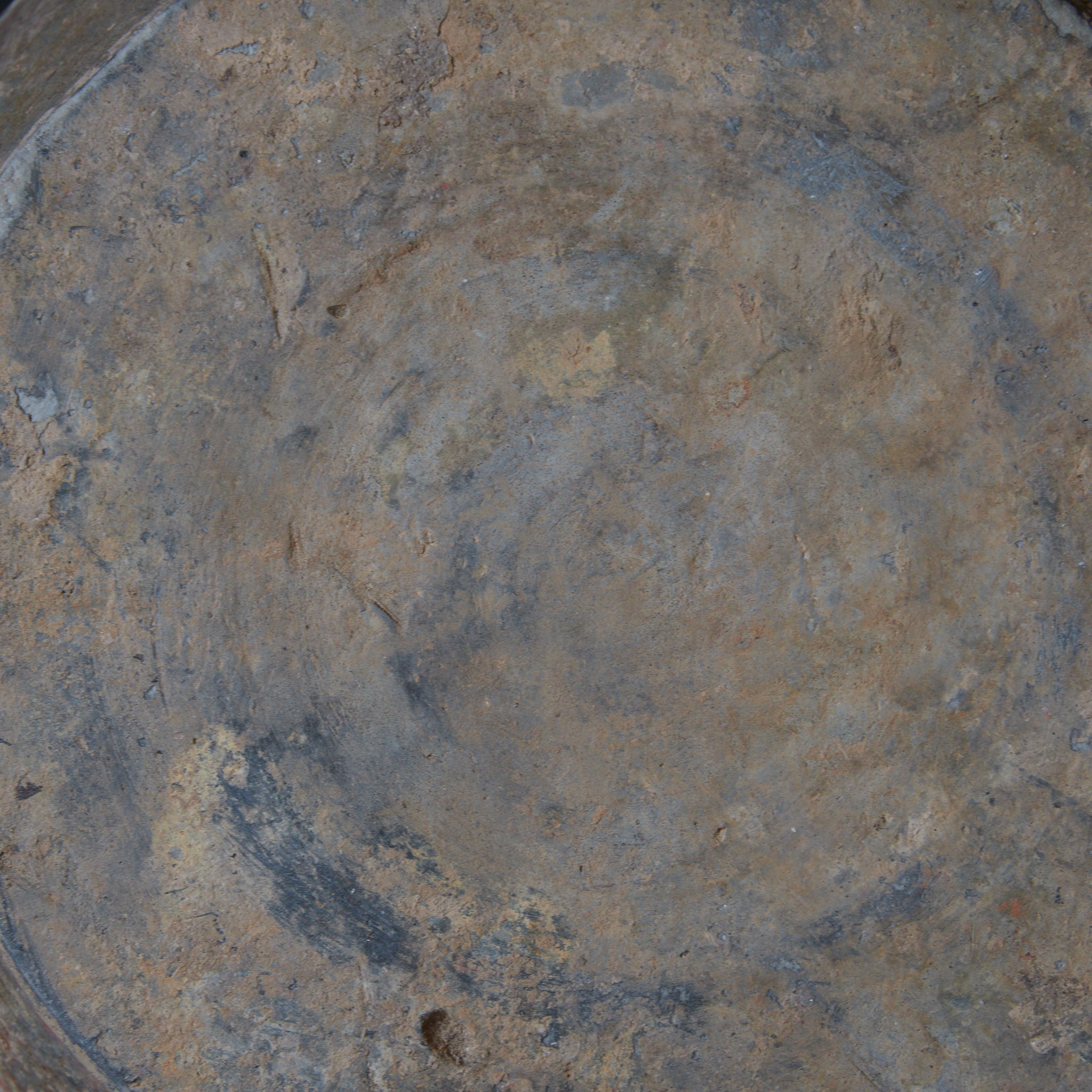 JARRA, Loza de barro gris con engobe y pigmentos, con diseño de nubes, Dinastía Han(206 a. C.–220 d. C.)
