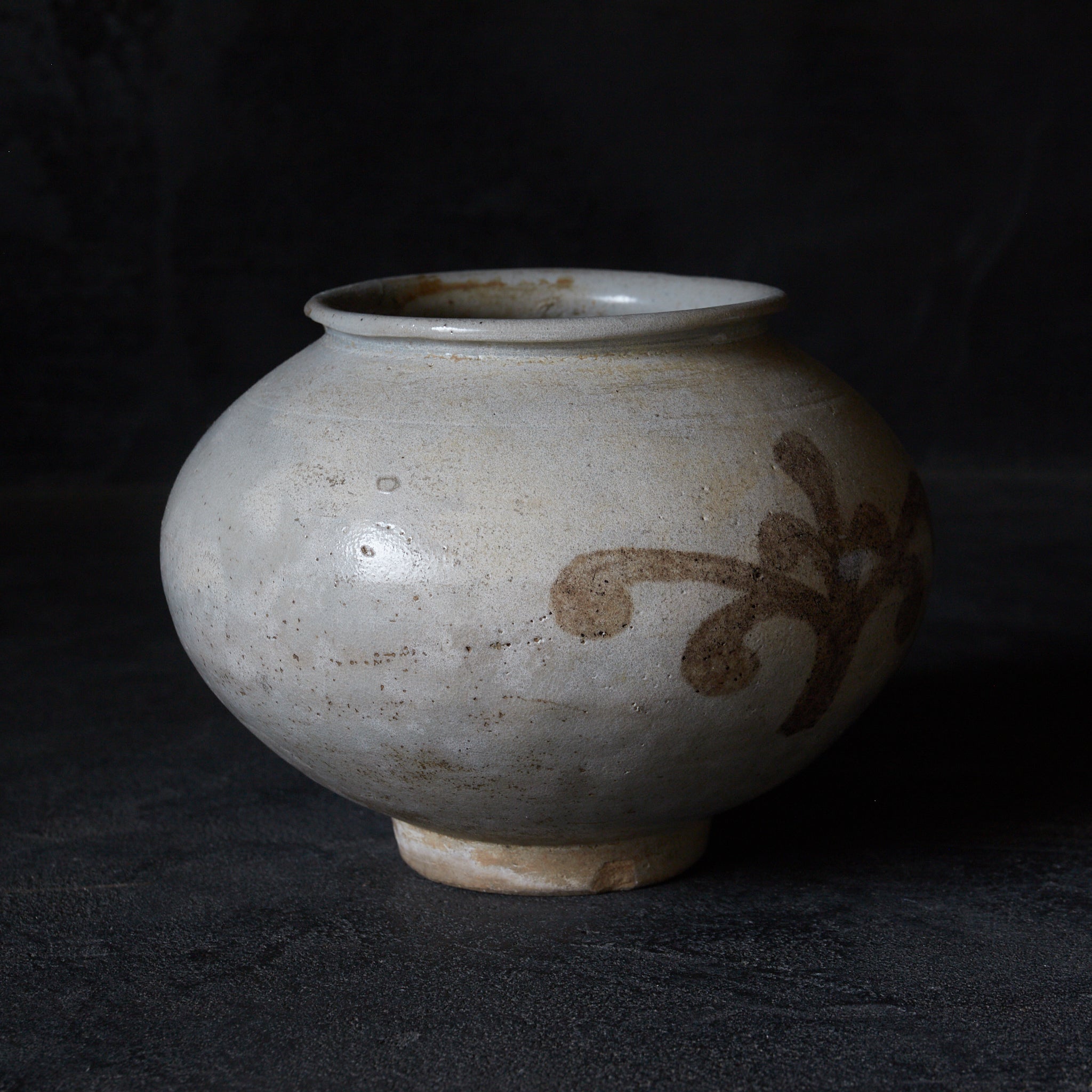JARRA, Cerámica Buncheong con pintada con hierro bajo vidriado patrón de volutas, Dinastía Joseon(1392–1897 d. C.)