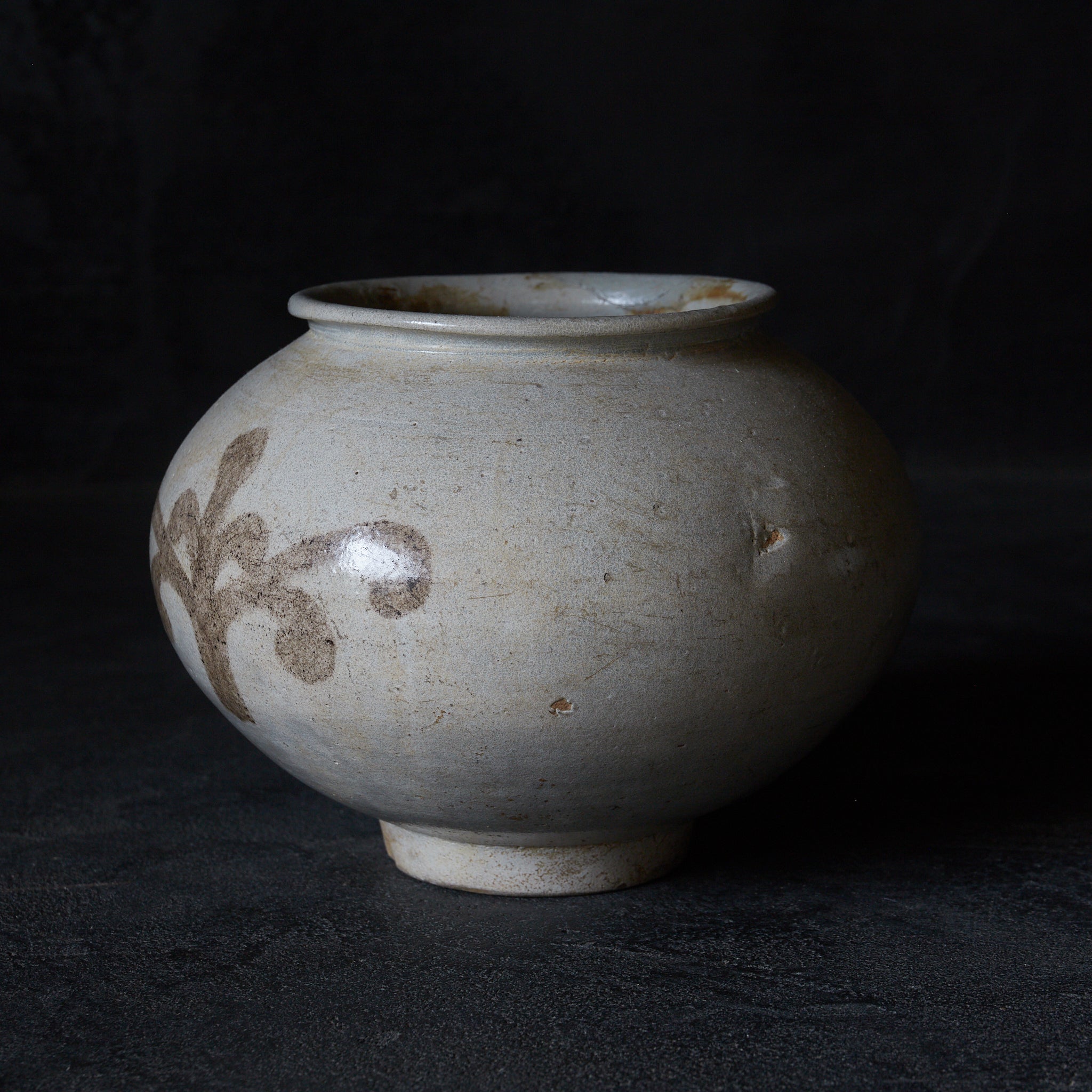JARRA, Cerámica Buncheong con pintada con hierro bajo vidriado patrón de volutas, Dinastía Joseon(1392–1897 d. C.)