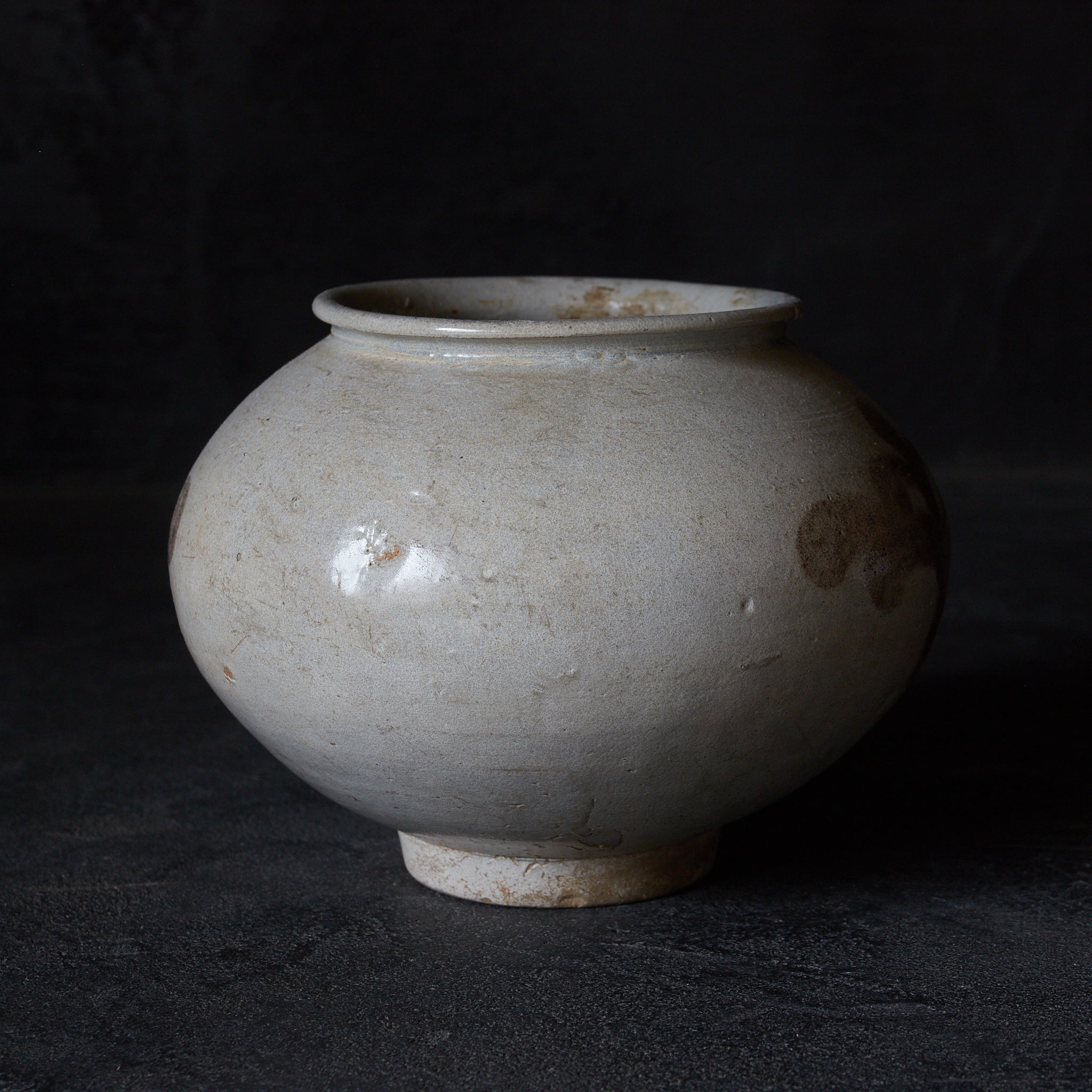 JARRA, Cerámica Buncheong con pintada con hierro bajo vidriado patrón de volutas, Dinastía Joseon(1392–1897 d. C.)