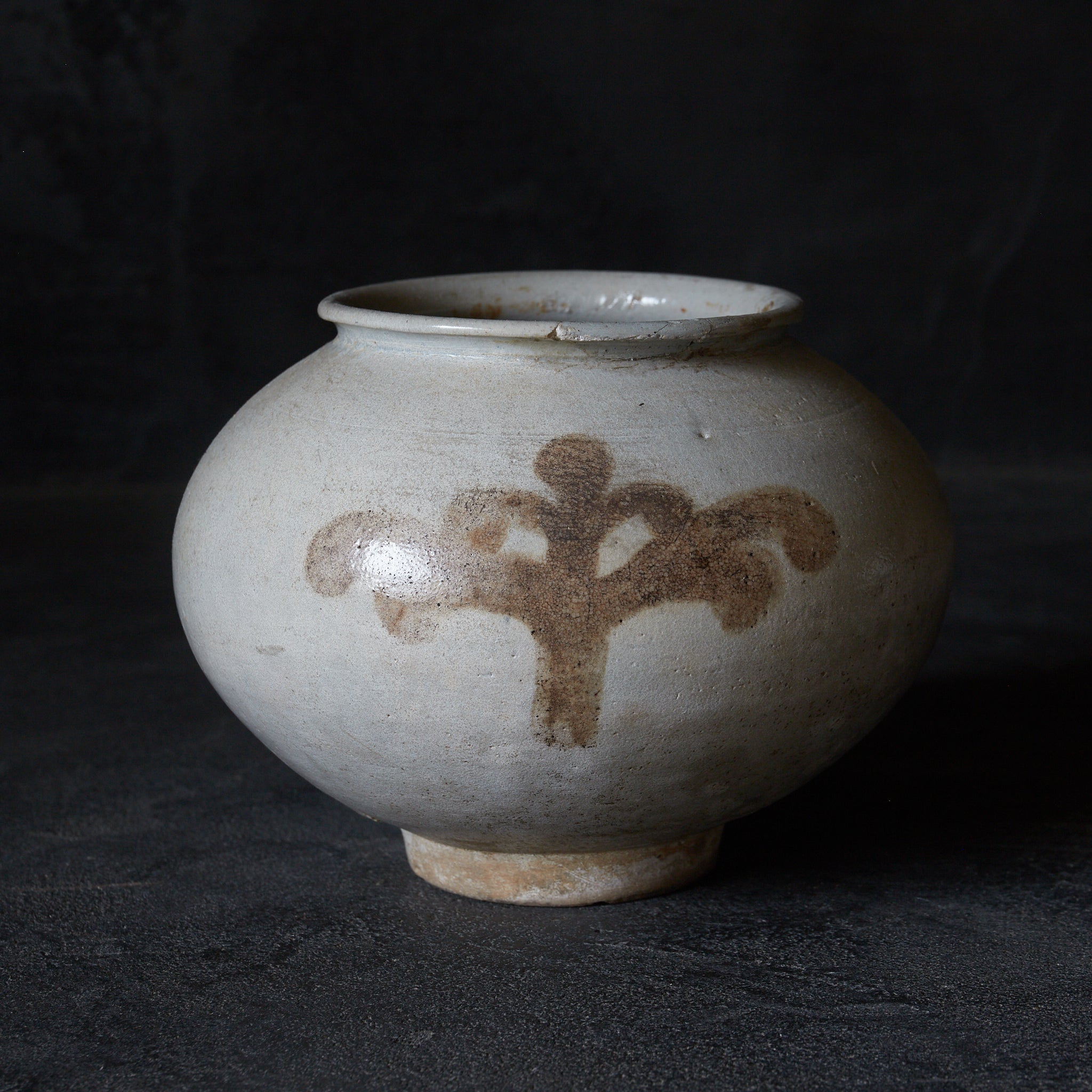 JARRA, Cerámica Buncheong con pintada con hierro bajo vidriado patrón de volutas, Dinastía Joseon(1392–1897 d. C.)
