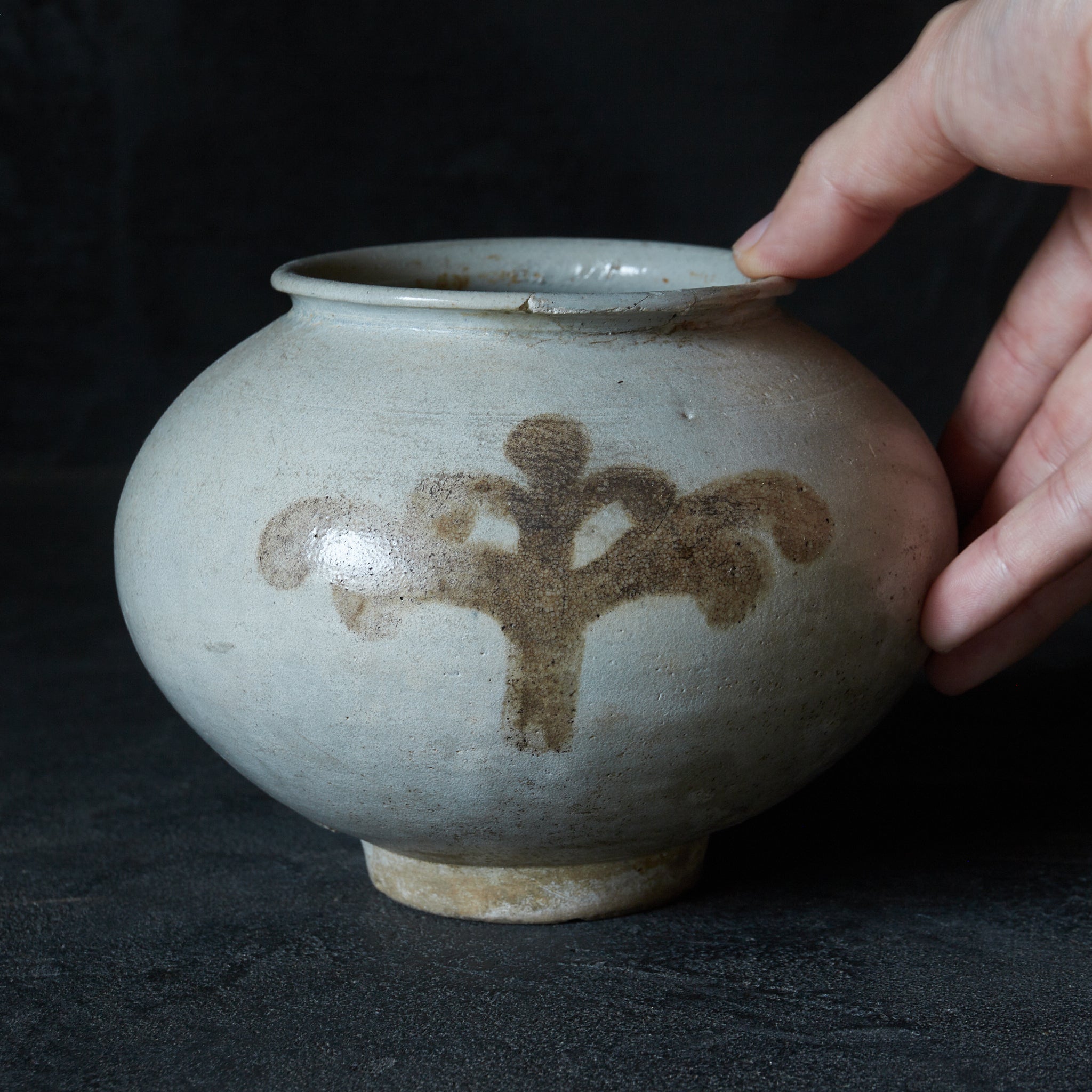 JARRA, Cerámica Buncheong con pintada con hierro bajo vidriado patrón de volutas, Dinastía Joseon(1392–1897 d. C.)