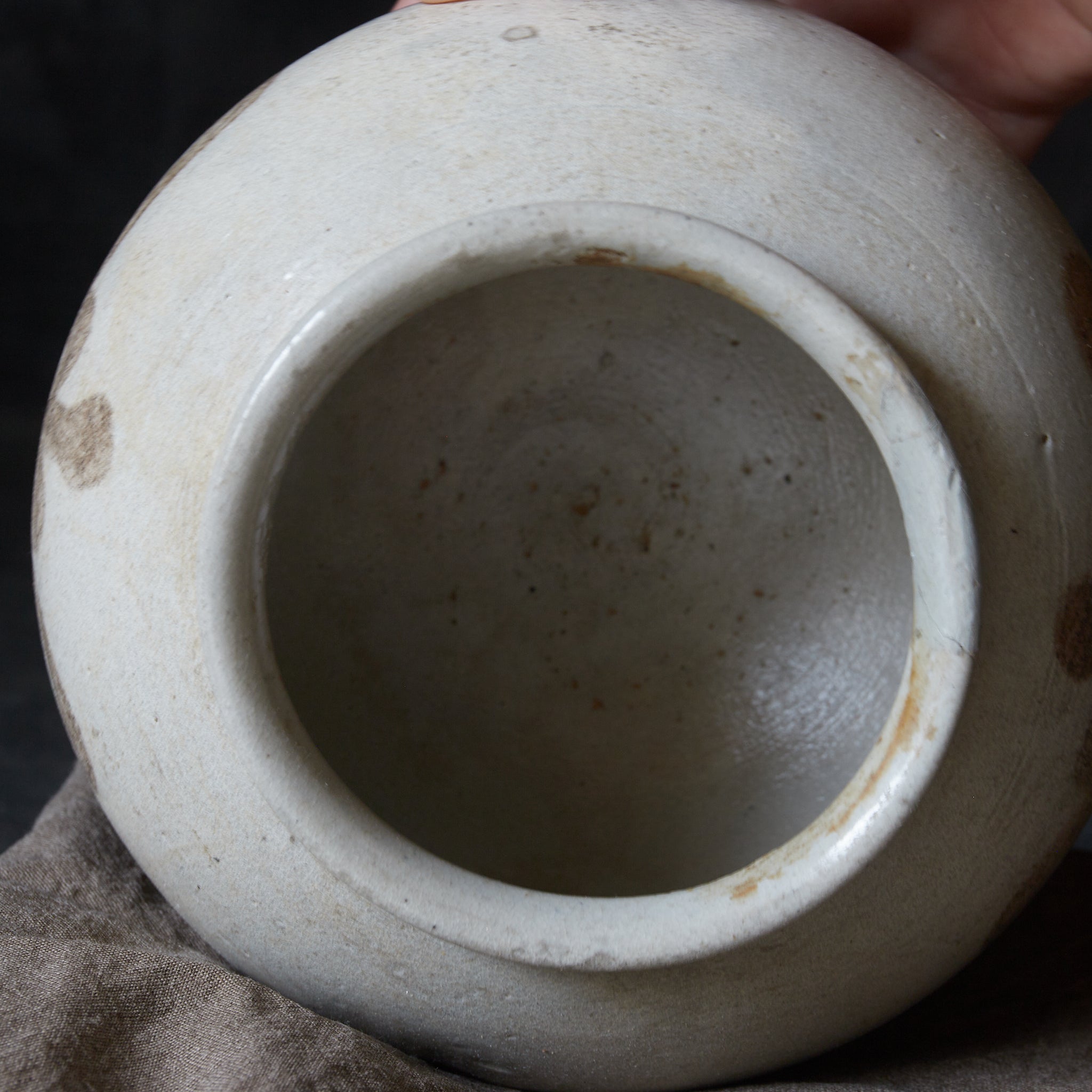 JARRA, Cerámica Buncheong con pintada con hierro bajo vidriado patrón de volutas, Dinastía Joseon(1392–1897 d. C.)
