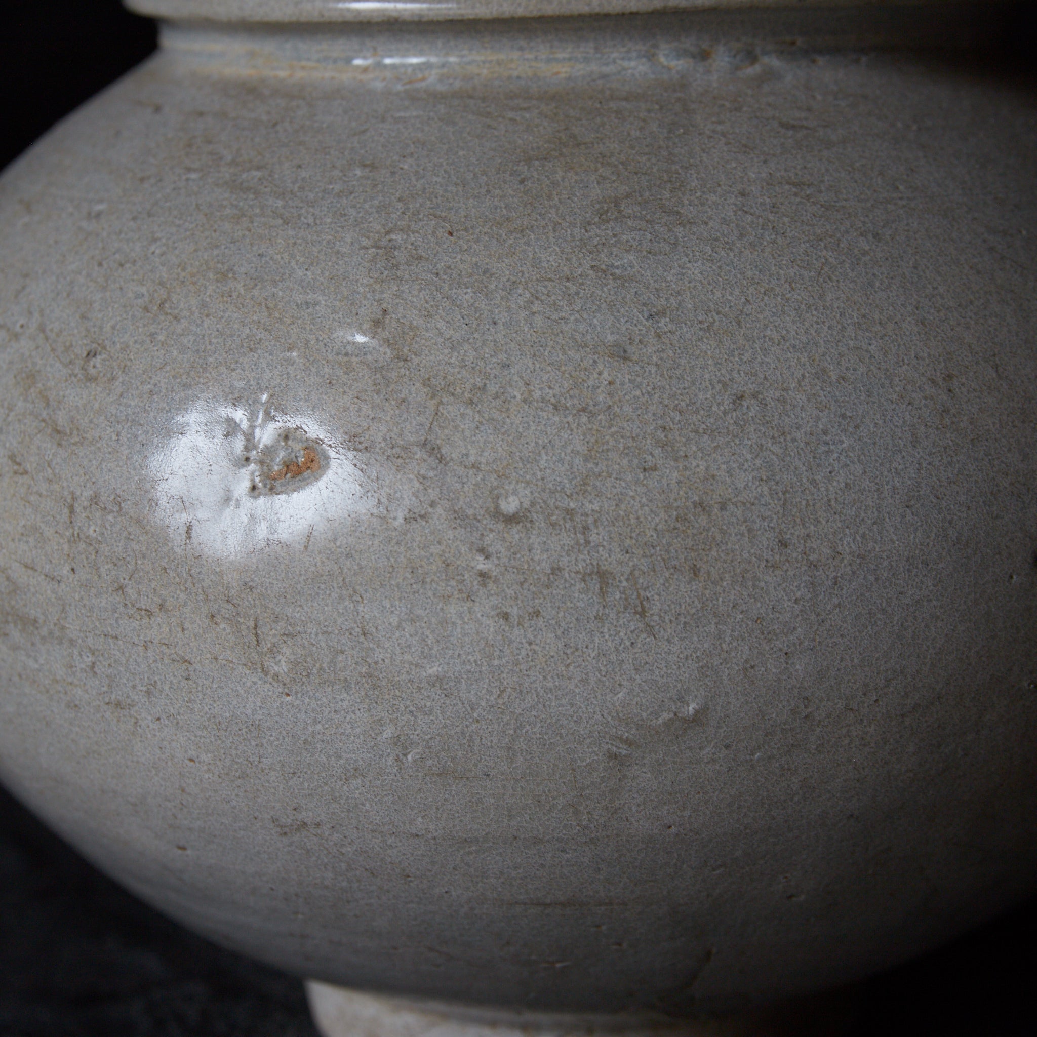 JARRA, Cerámica Buncheong con pintada con hierro bajo vidriado patrón de volutas, Dinastía Joseon(1392–1897 d. C.)