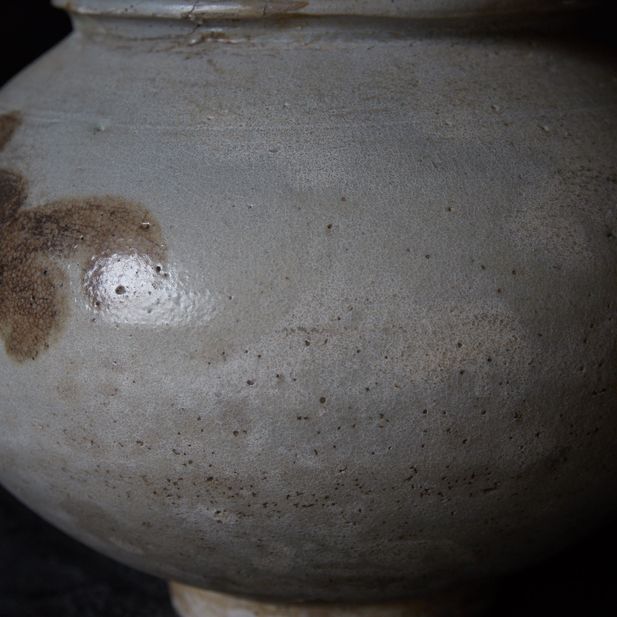 JARRA, Cerámica Buncheong con pintada con hierro bajo vidriado patrón de volutas, Dinastía Joseon(1392–1897 d. C.)