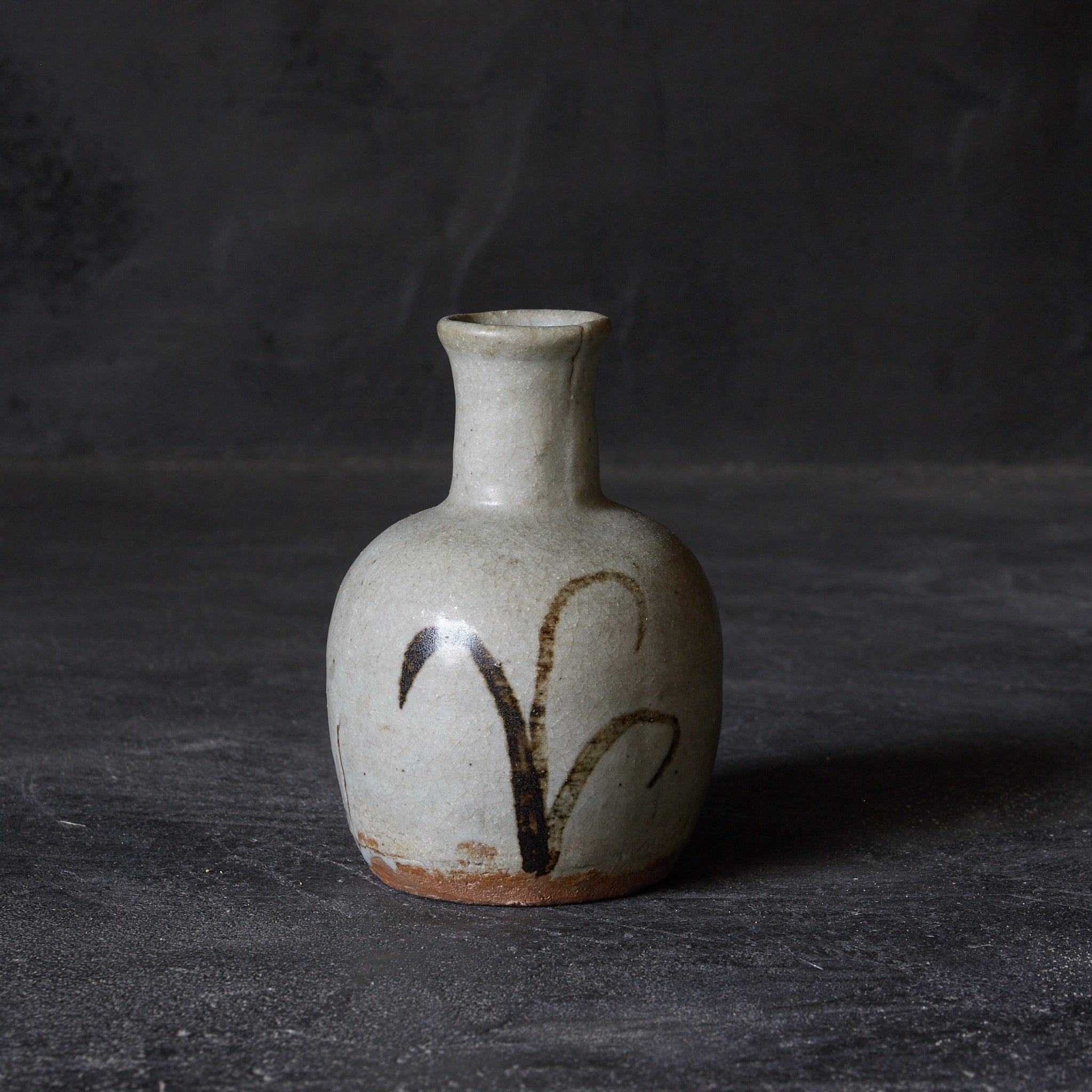 JARRA, E-Karatsu, vidriado de hierro, con diseño de hierba, cristiano oculto, marcado con una cruz y reparación Kintsugi, Período Edo(1603–1867 d. C.)