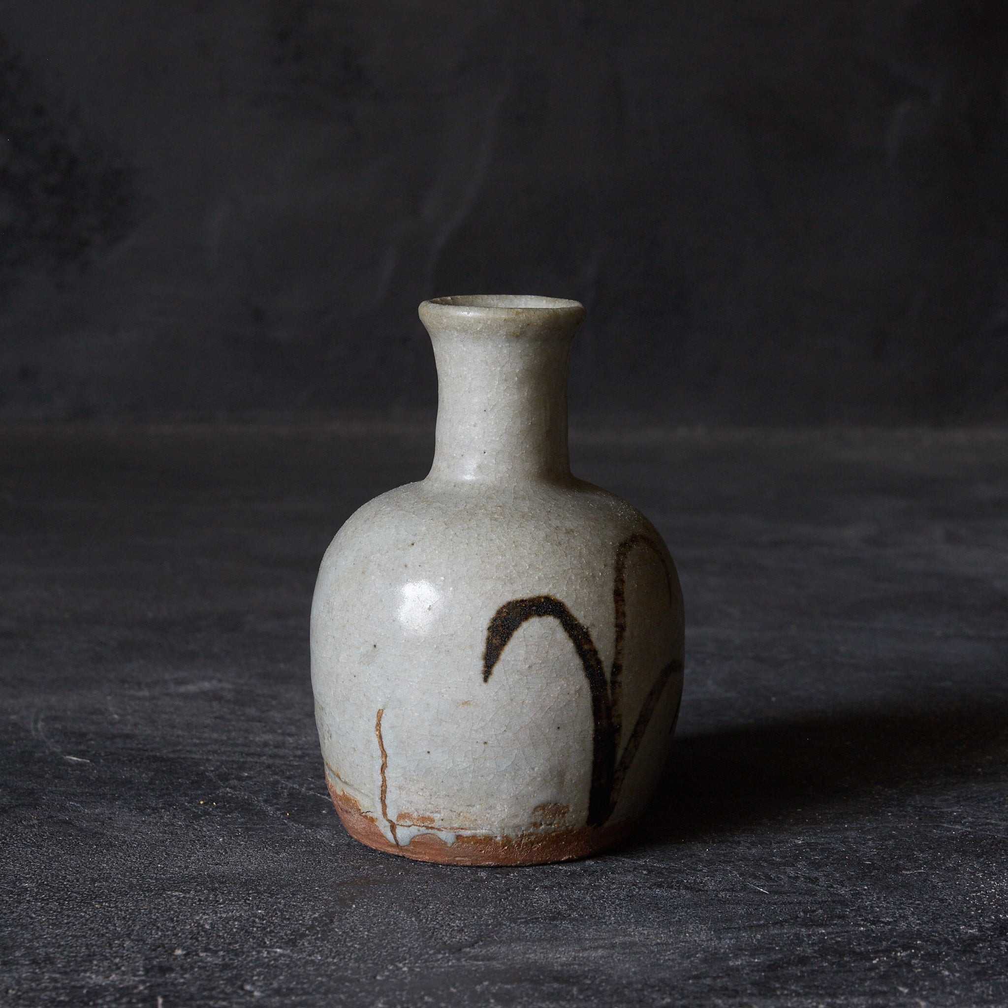 JARRA, E-Karatsu, vidriado de hierro, con diseño de hierba, cristiano oculto, marcado con una cruz y reparación Kintsugi, Período Edo(1603–1867 d. C.)