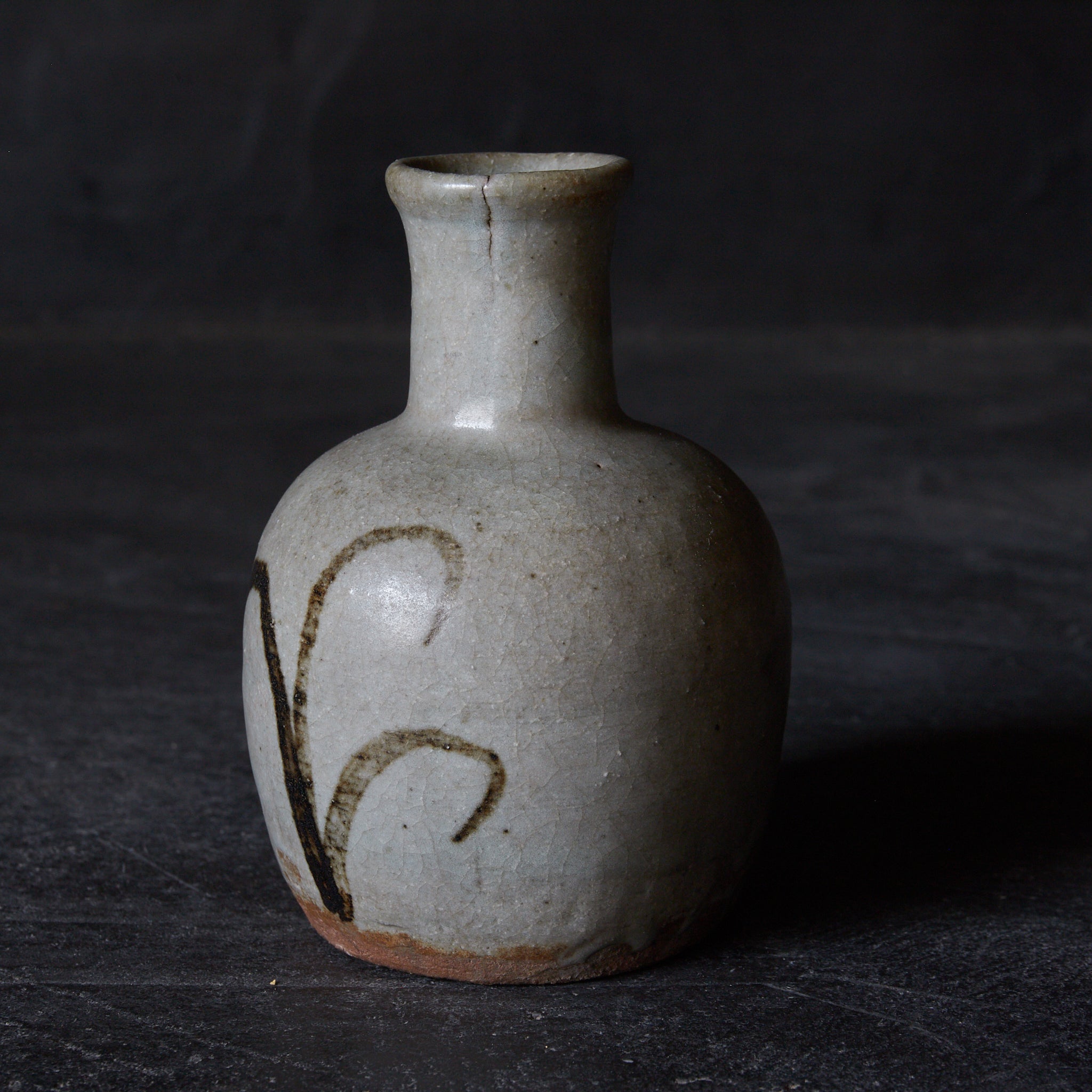 JARRA, E-Karatsu, vidriado de hierro, con diseño de hierba, cristiano oculto, marcado con una cruz y reparación Kintsugi, Período Edo(1603–1867 d. C.)
