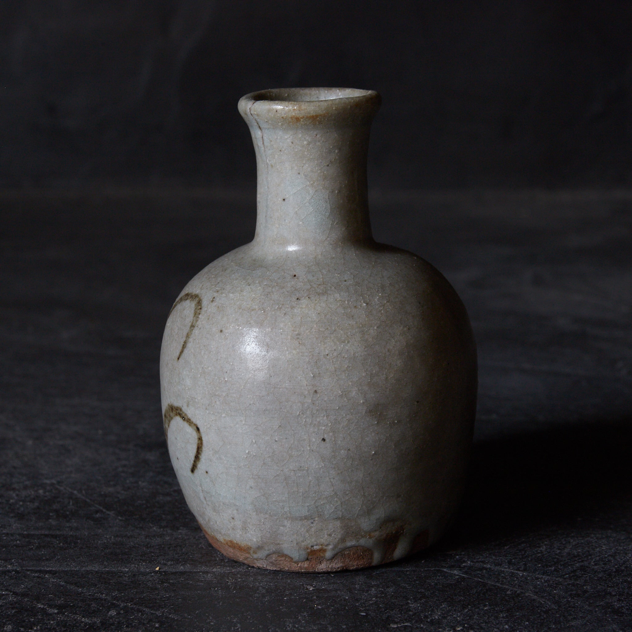 JARRA, E-Karatsu, vidriado de hierro, con diseño de hierba, cristiano oculto, marcado con una cruz y reparación Kintsugi, Período Edo(1603–1867 d. C.)