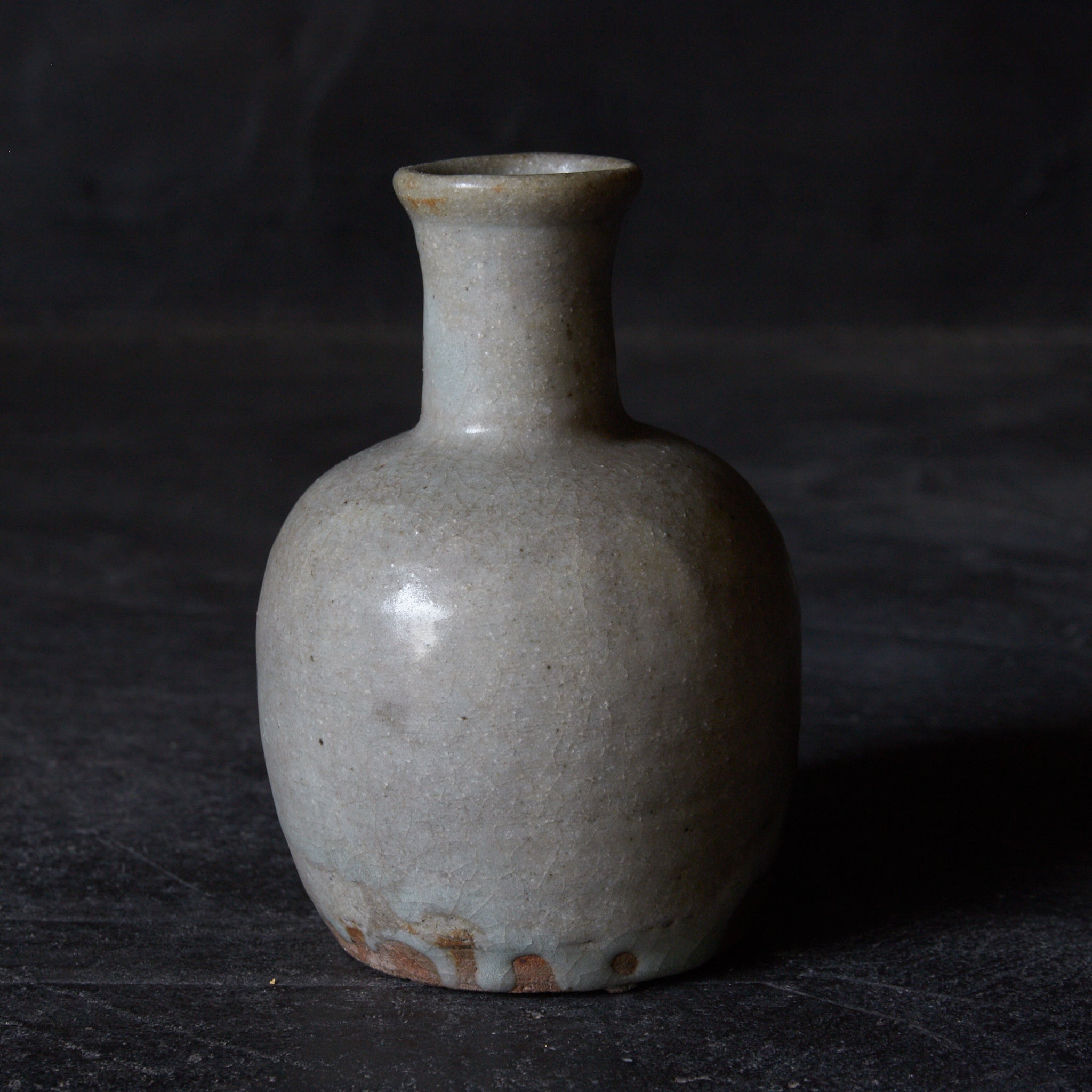 JARRA, E-Karatsu, vidriado de hierro, con diseño de hierba, cristiano oculto, marcado con una cruz y reparación Kintsugi, Período Edo(1603–1867 d. C.)